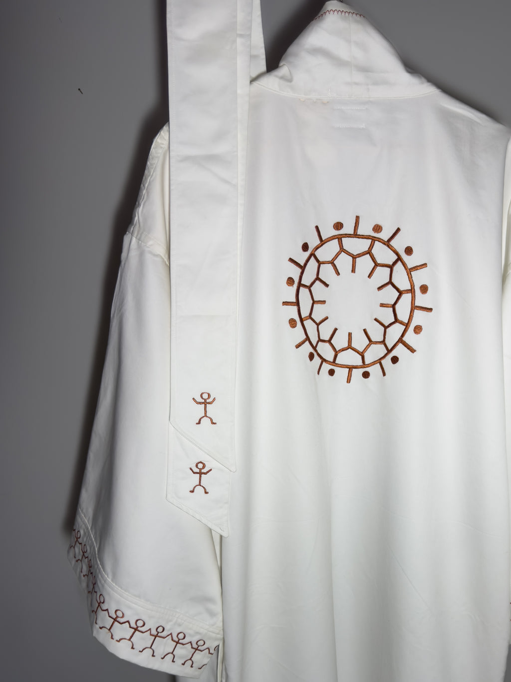 ✦ Summit Harmony - Weißer Kimono aus recycelter reiner Baumwolle mit Batok-Stickerei