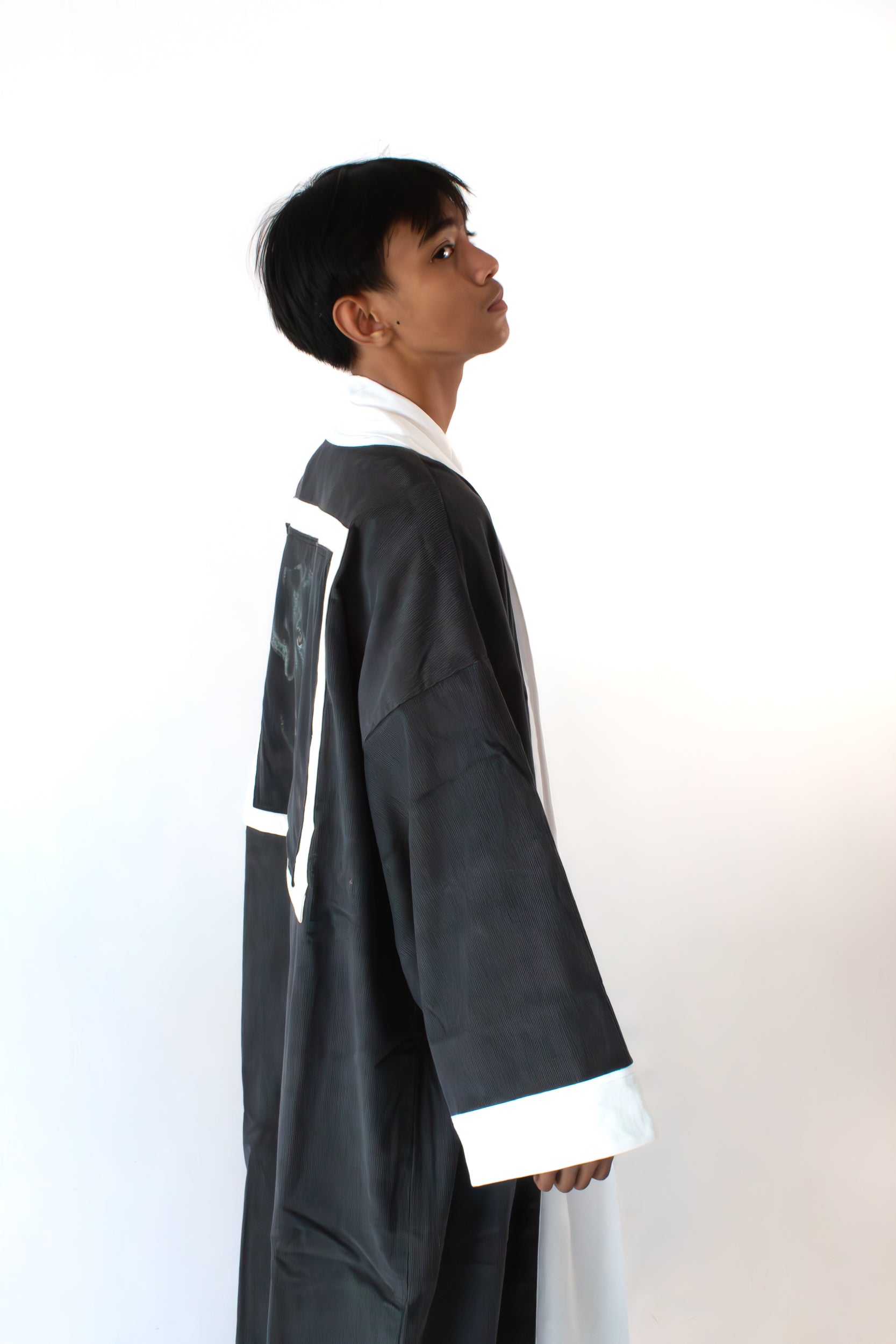 ✦ Aswangs Echo – Bequemer grauer Cord-Kimono mit einzigartigem Hunde-Motiv