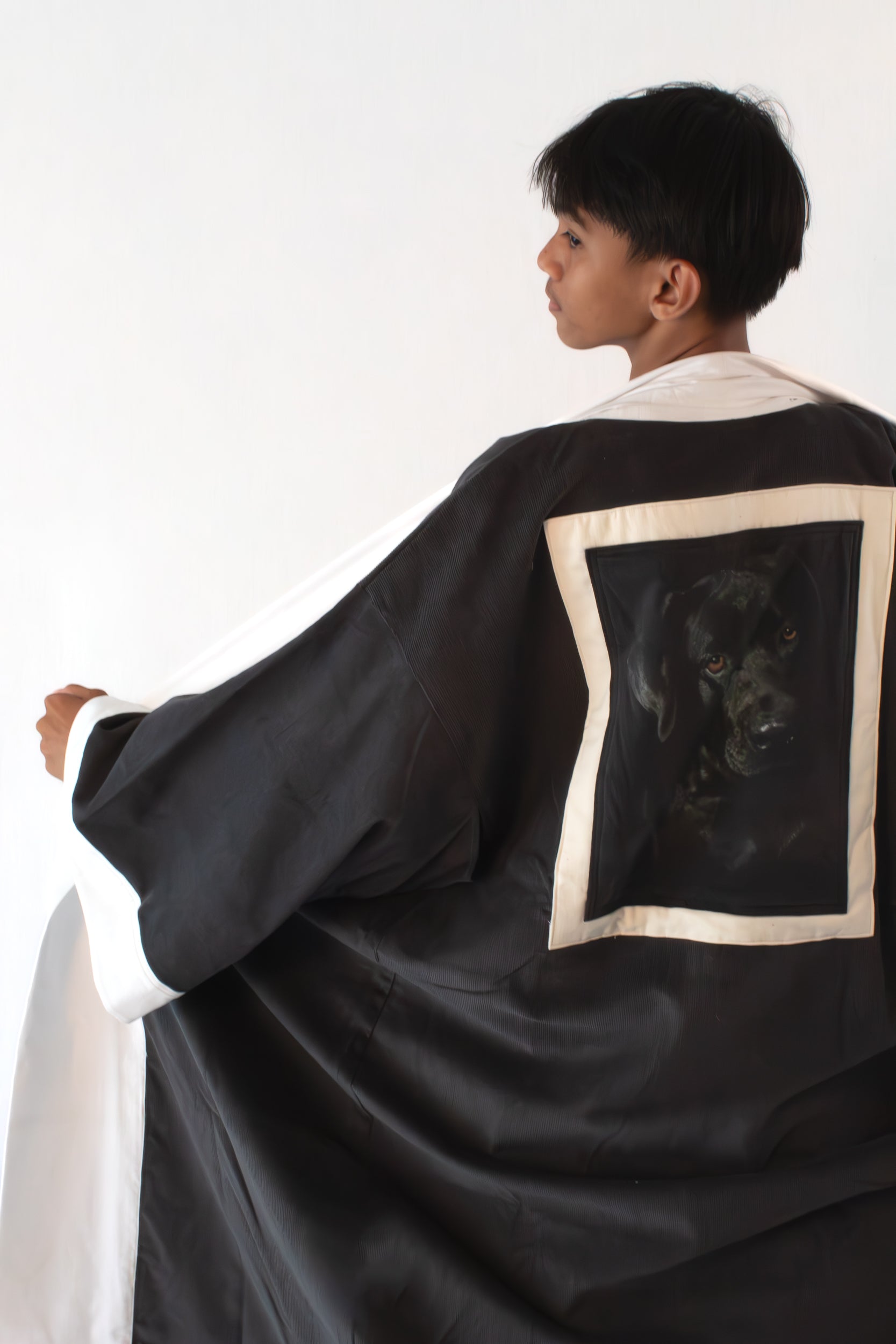 ✦ Aswangs Echo – Bequemer grauer Cord-Kimono mit einzigartigem Hunde-Motiv