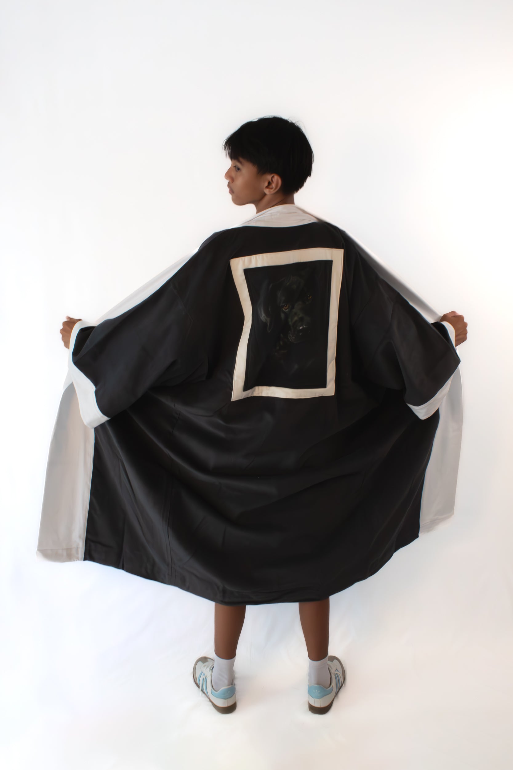 ✦ Aswangs Echo – Bequemer grauer Cord-Kimono mit einzigartigem Hunde-Motiv