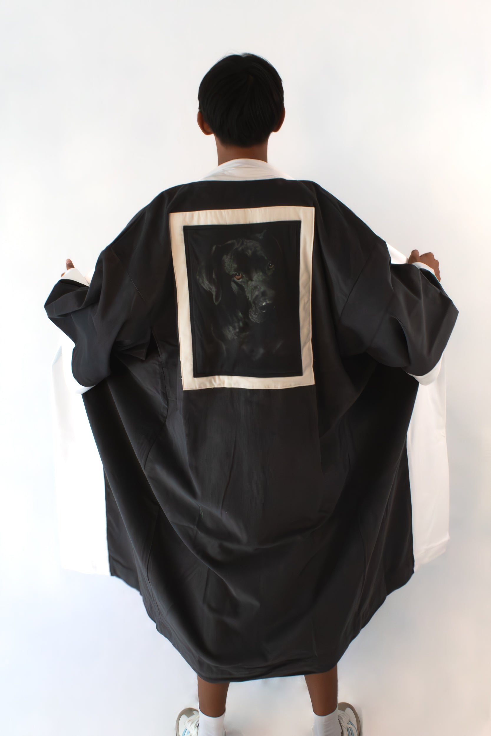 ✦ Aswangs Echo – Bequemer grauer Cord-Kimono mit einzigartigem Hunde-Motiv