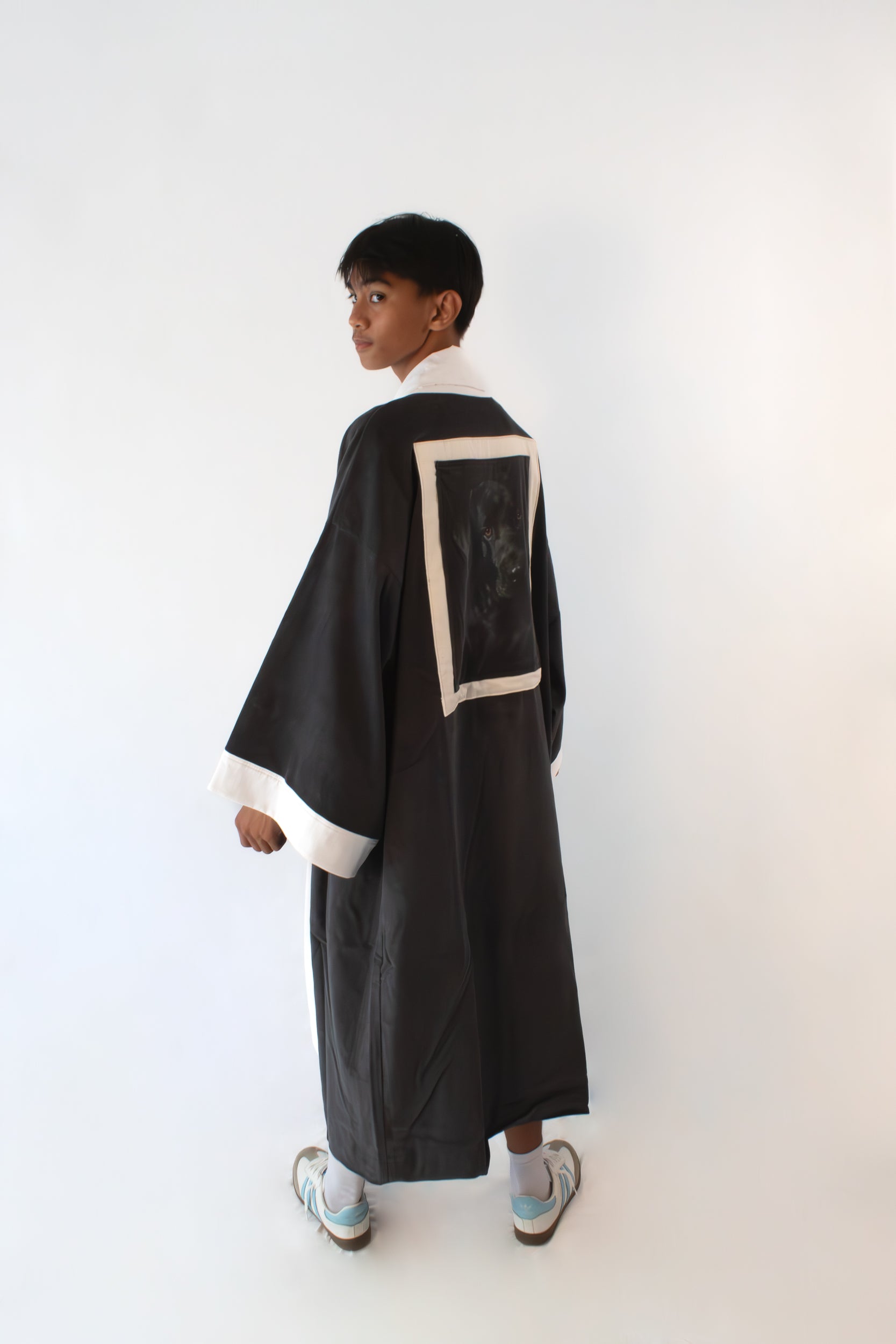 ✦ Aswangs Echo – Bequemer grauer Cord-Kimono mit einzigartigem Hunde-Motiv