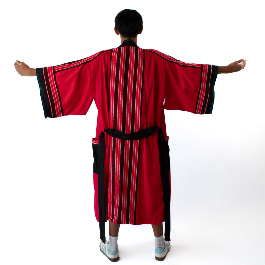 ✦ Kalinga Spirits – Roter und schwarzer Kimono mit authentischem handgewebtem Stoff, Perlen und Handstickerei