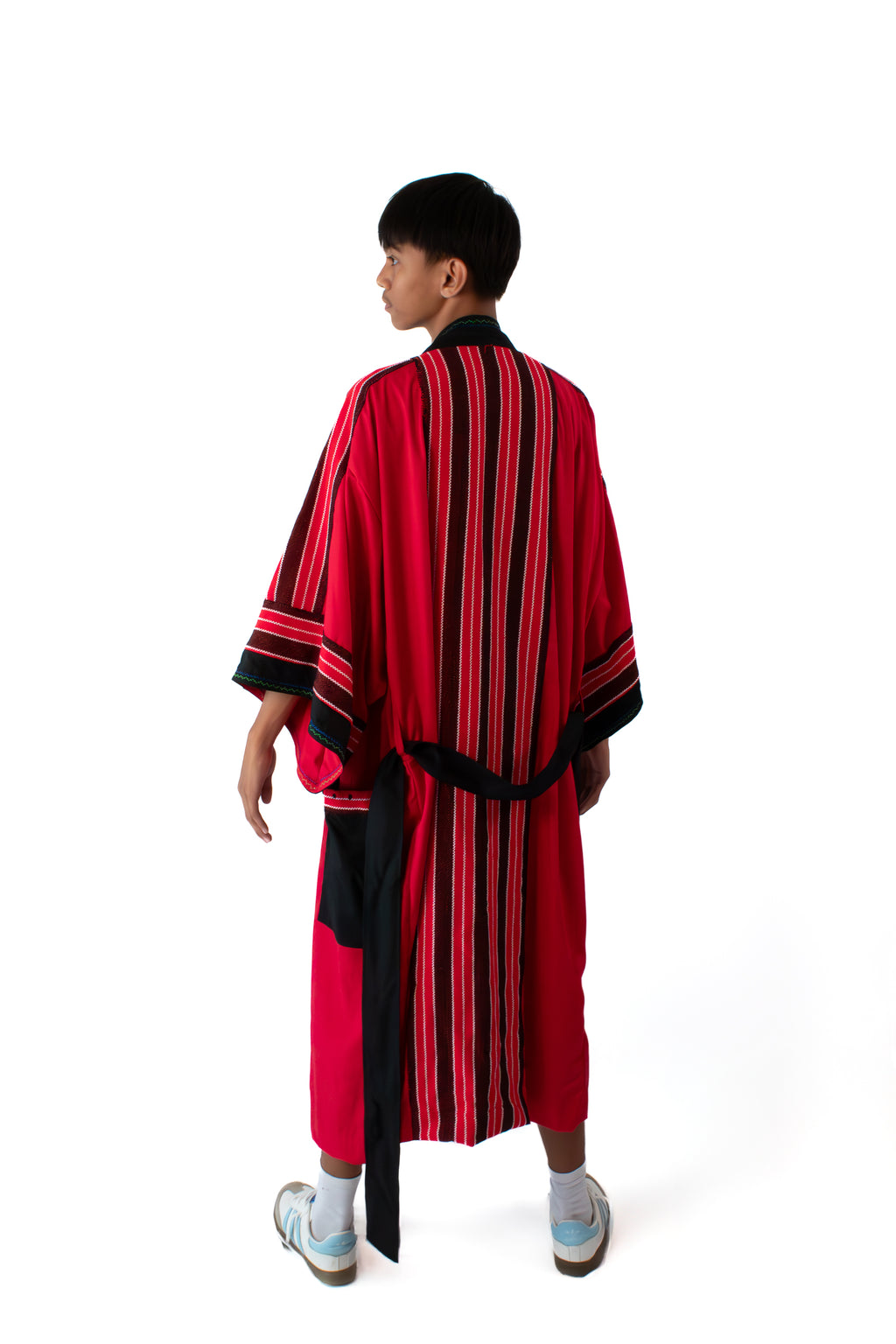 ✦ Kalinga Spirits – Roter und schwarzer Kimono mit authentischem handgewebtem Stoff, Perlen und Handstickerei