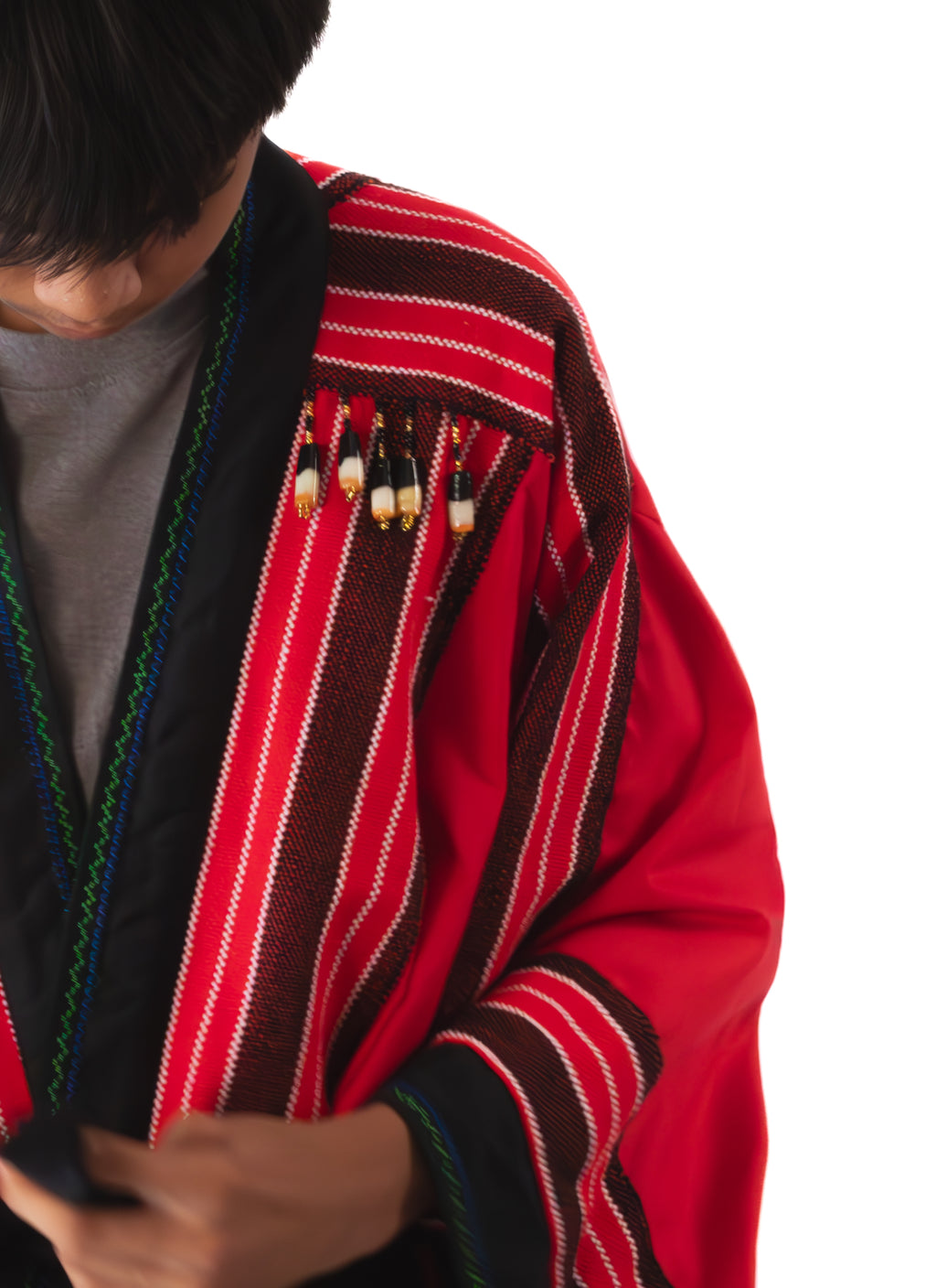 ✦ Kalinga Spirits – Roter und schwarzer Kimono mit authentischem handgewebtem Stoff, Perlen und Handstickerei
