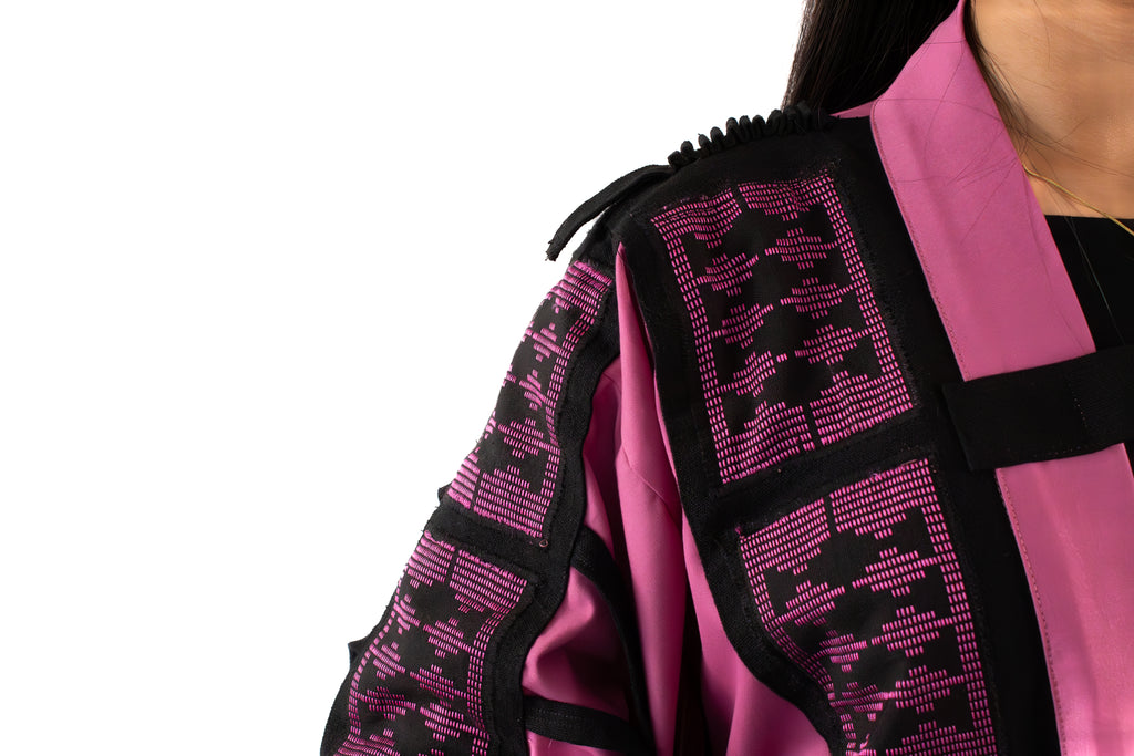 ✦ Der Torwächter Nr. 1 – Wilder handgewebter Seidenkimono in Altrosa und Schwarz