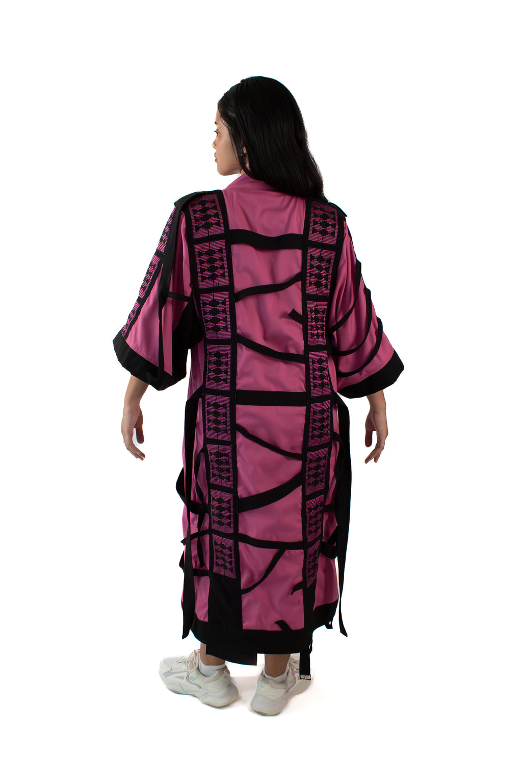 ✦ Der Torwächter Nr. 1 – Wilder handgewebter Seidenkimono in Altrosa und Schwarz