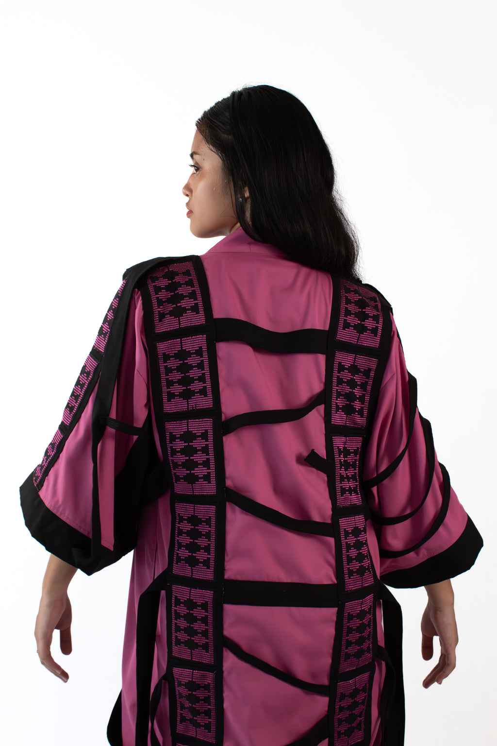 ✦ Der Torwächter Nr. 1 – Wilder handgewebter Seidenkimono in Altrosa und Schwarz