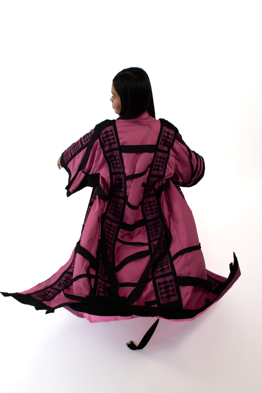 ✦ Der Torwächter Nr. 1 – Wilder handgewebter Seidenkimono in Altrosa und Schwarz
