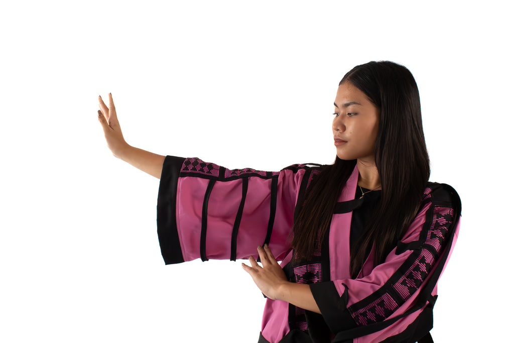 ✦ Der Torwächter Nr. 1 – Wilder handgewebter Seidenkimono in Altrosa und Schwarz