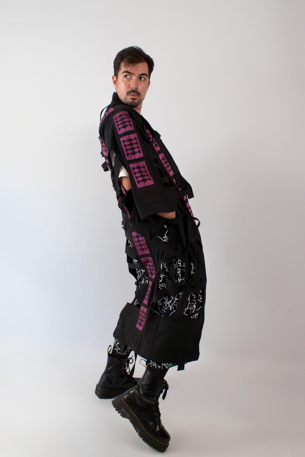 ✦ Gatekeeper Nr. 3 – Wilder handgewebter Kimono aus Seide und schwarzem Canvas mit einzigartigem Design