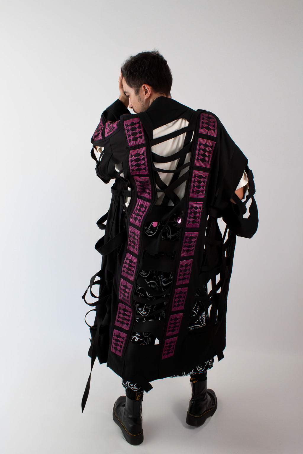 ✦ Gatekeeper Nr. 3 – Wilder handgewebter Kimono aus Seide und schwarzem Canvas mit einzigartigem Design