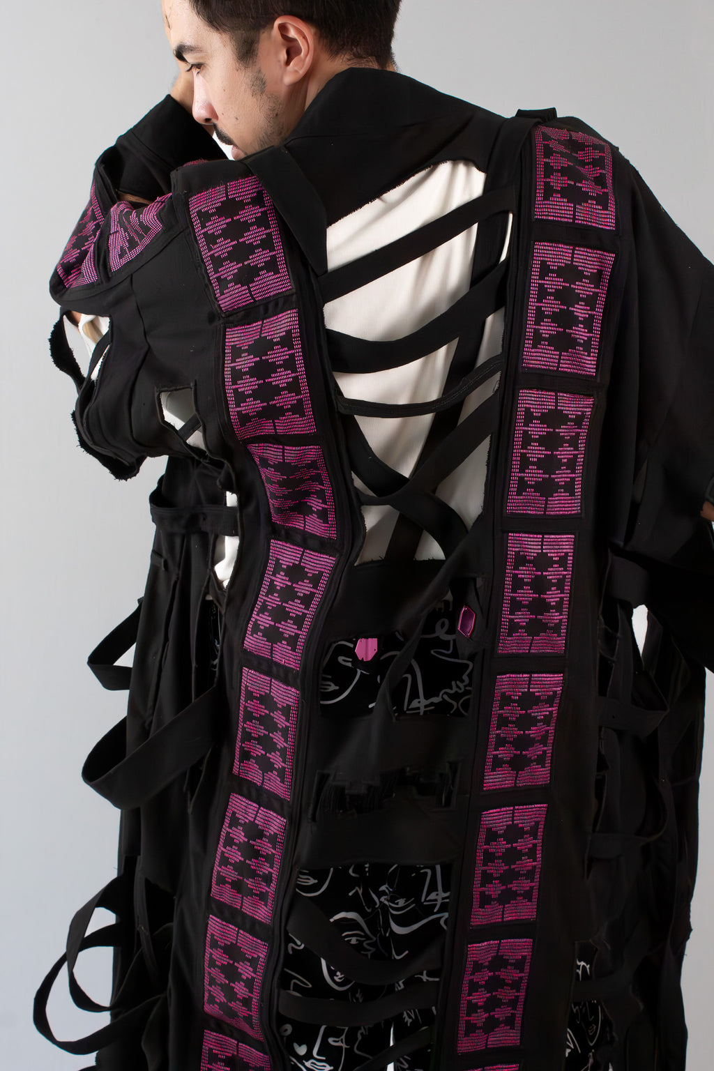 ✦ Gatekeeper Nr. 3 – Wilder handgewebter Kimono aus Seide und schwarzem Canvas mit einzigartigem Design