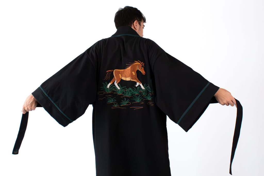 ✦ Pathfinders' Bond – Schwarzer Baumwollkimono mit aufwendiger Pferdestickerei und Details