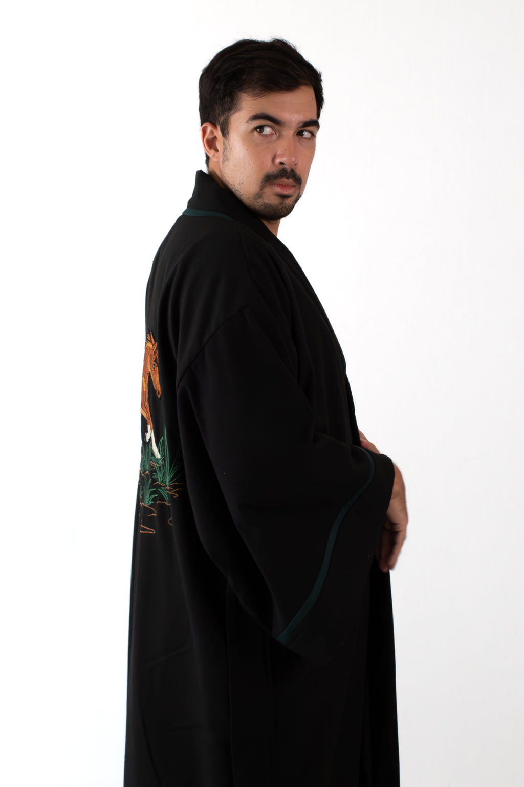 ✦ Pathfinders' Bond – Schwarzer Baumwollkimono mit aufwendiger Pferdestickerei und Details