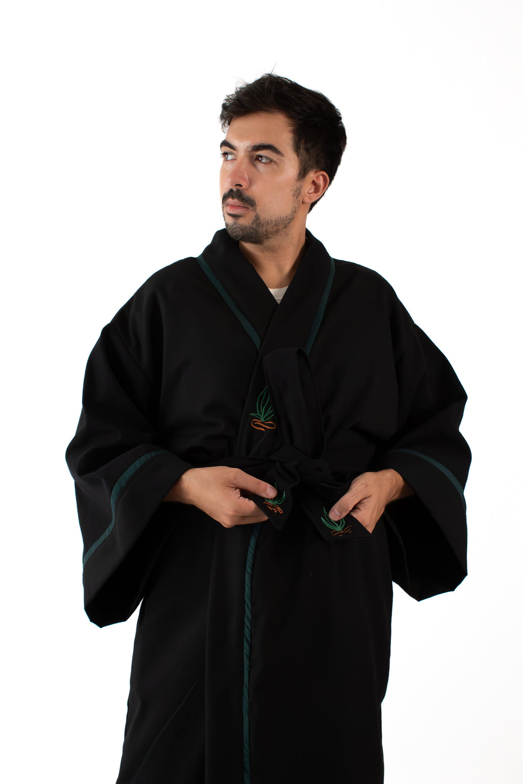 ✦ Pathfinders' Bond – Schwarzer Baumwollkimono mit aufwendiger Pferdestickerei und Details