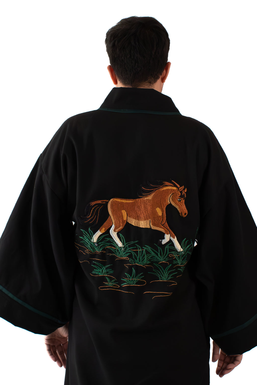 ✦ Pathfinders' Bond – Schwarzer Baumwollkimono mit aufwendiger Pferdestickerei und Details