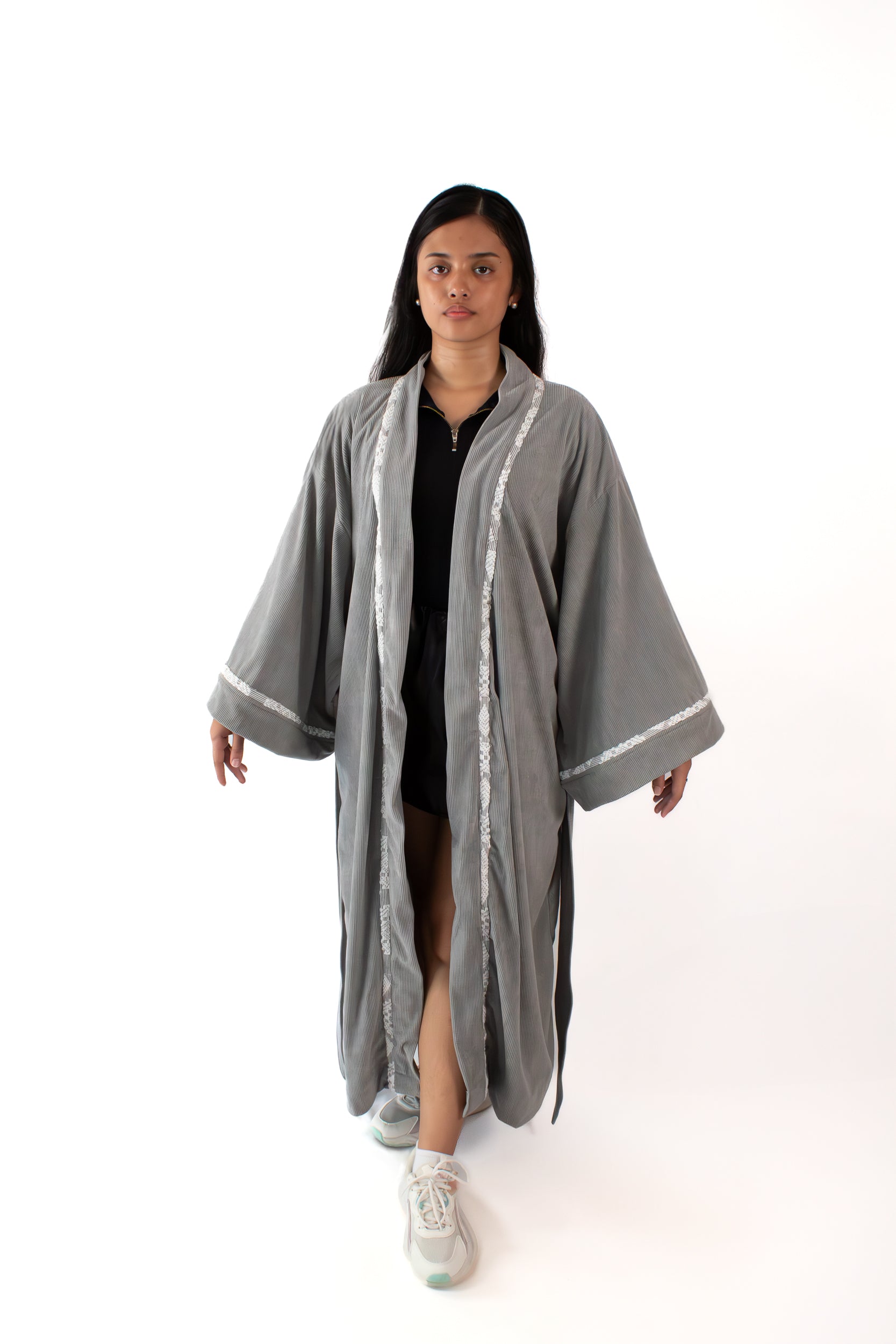 ✦ Silent Grace – Weicher grauer Cord-Kimono mit handgewebtem Inabel-Stoff