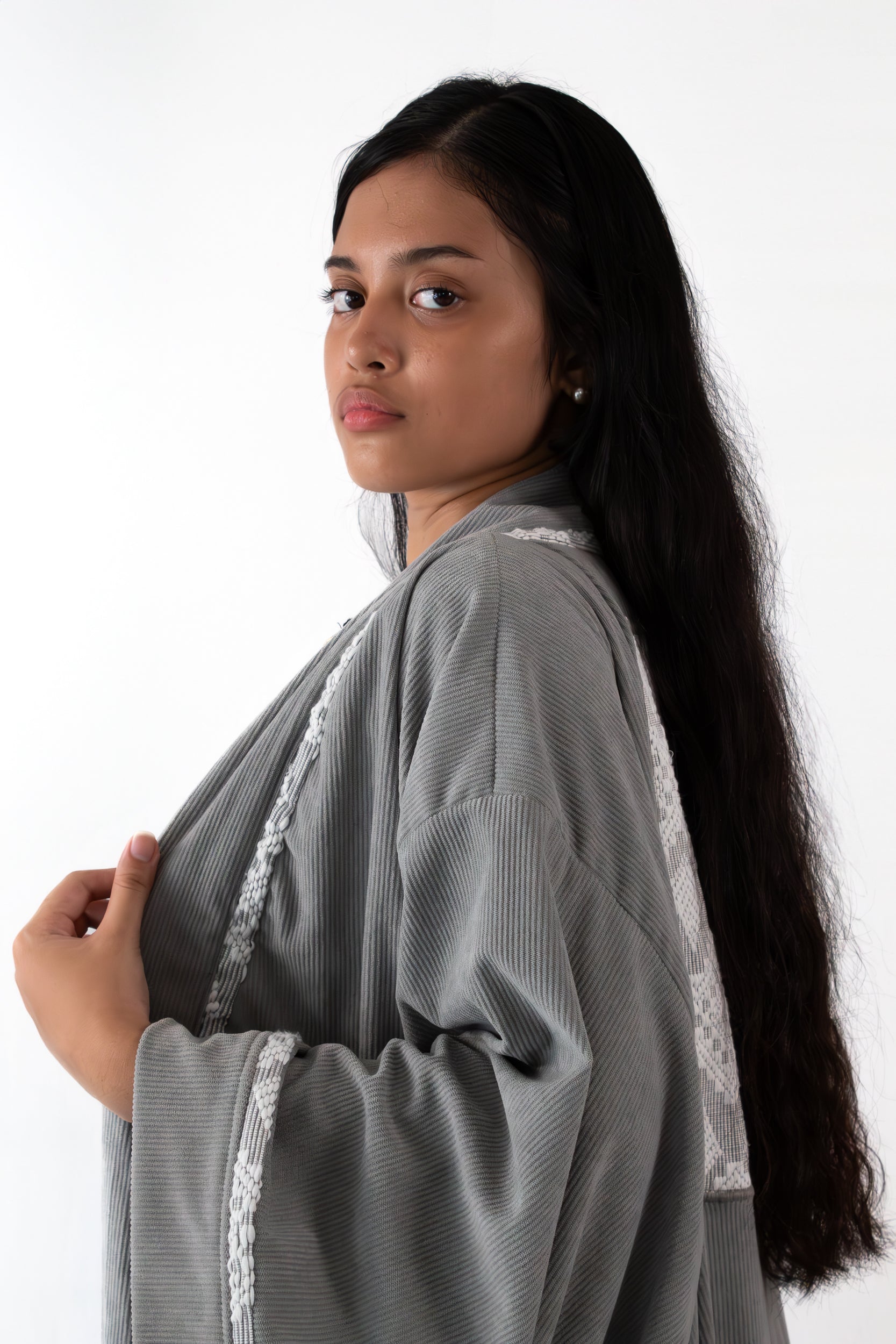 ✦ Silent Grace – Weicher grauer Cord-Kimono mit handgewebtem Inabel-Stoff