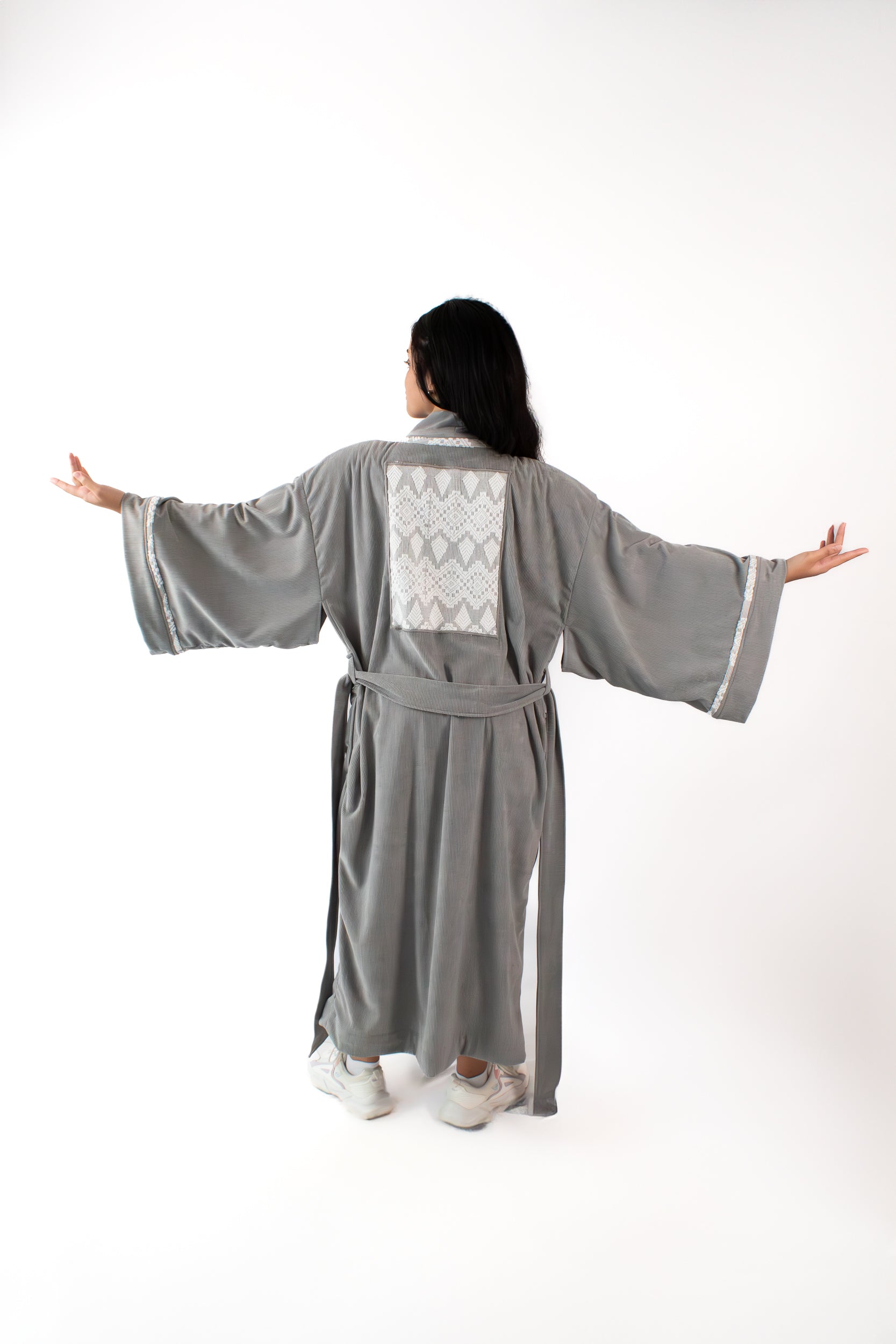 ✦ Silent Grace – Weicher grauer Cord-Kimono mit handgewebtem Inabel-Stoff