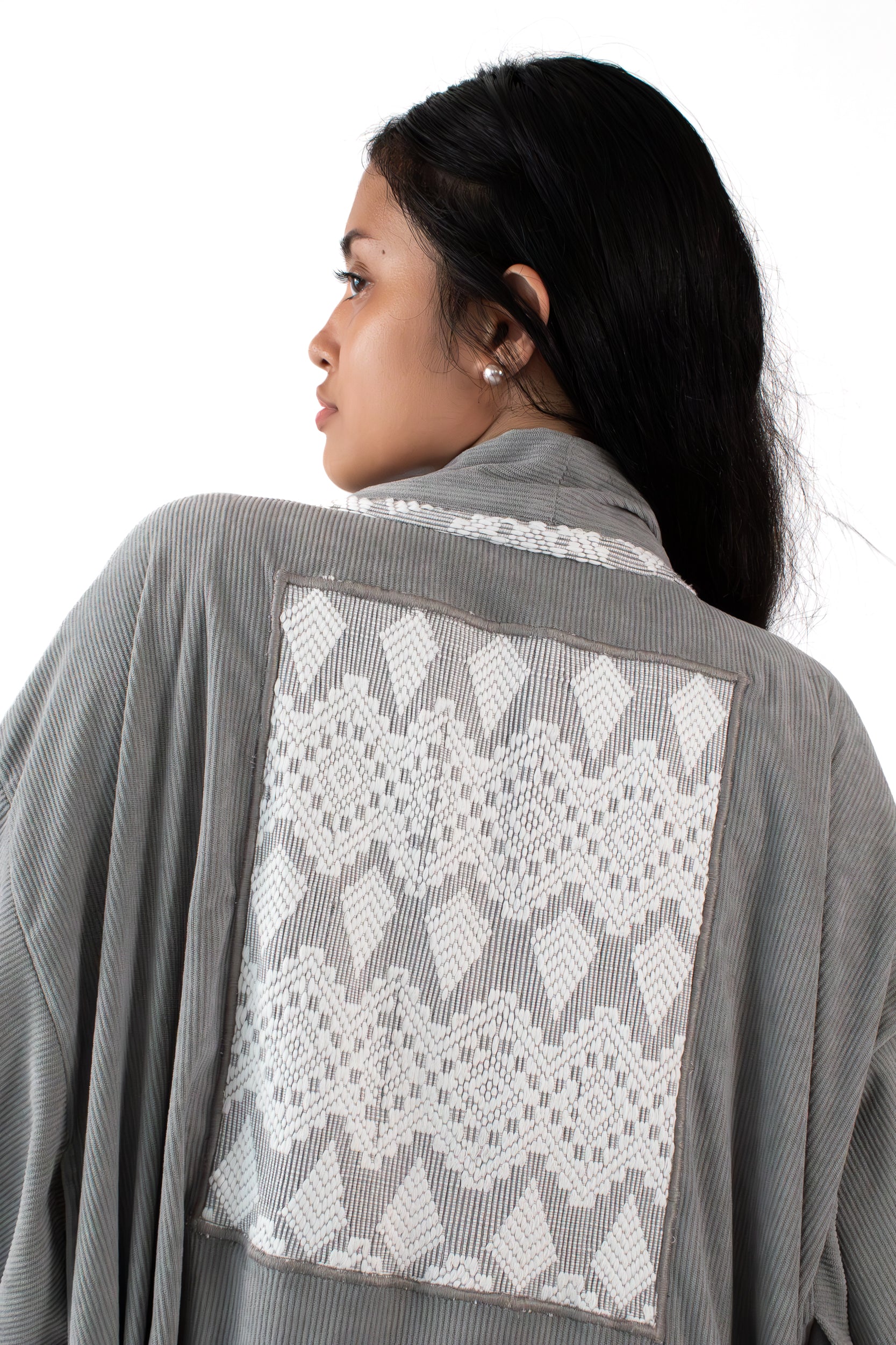 ✦ Silent Grace – Weicher grauer Cord-Kimono mit handgewebtem Inabel-Stoff