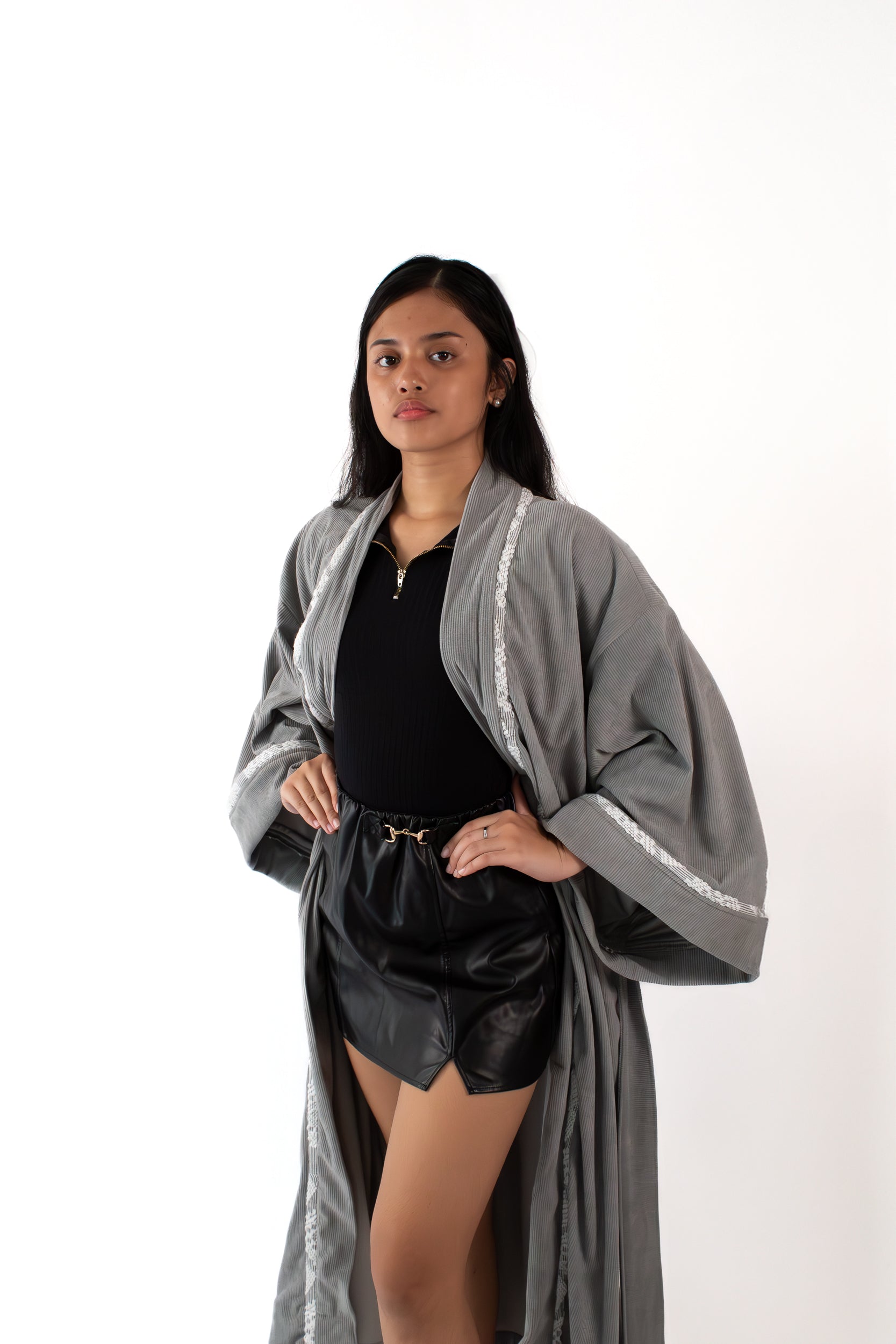 ✦ Silent Grace – Weicher grauer Cord-Kimono mit handgewebtem Inabel-Stoff
