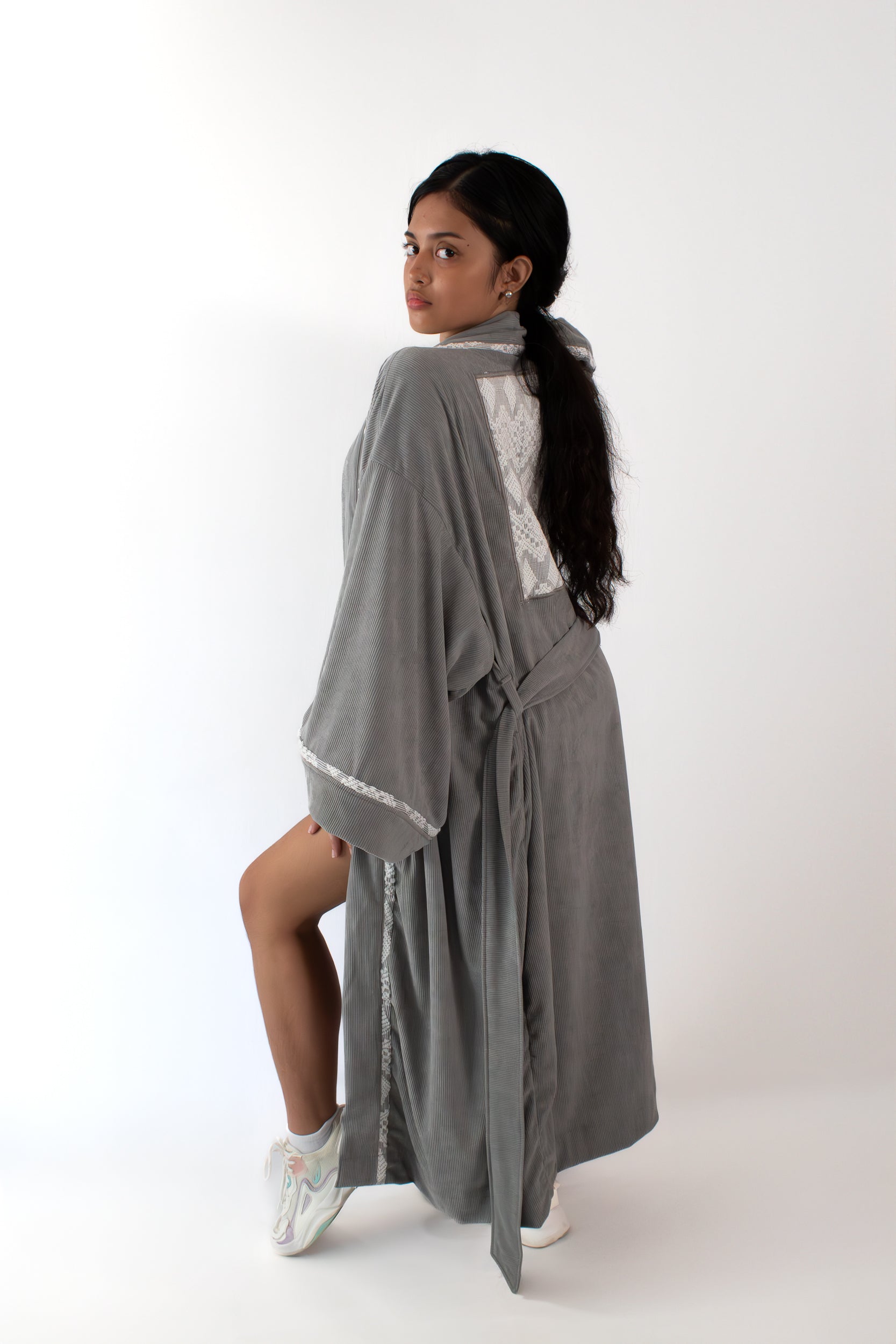 ✦ Silent Grace – Weicher grauer Cord-Kimono mit handgewebtem Inabel-Stoff
