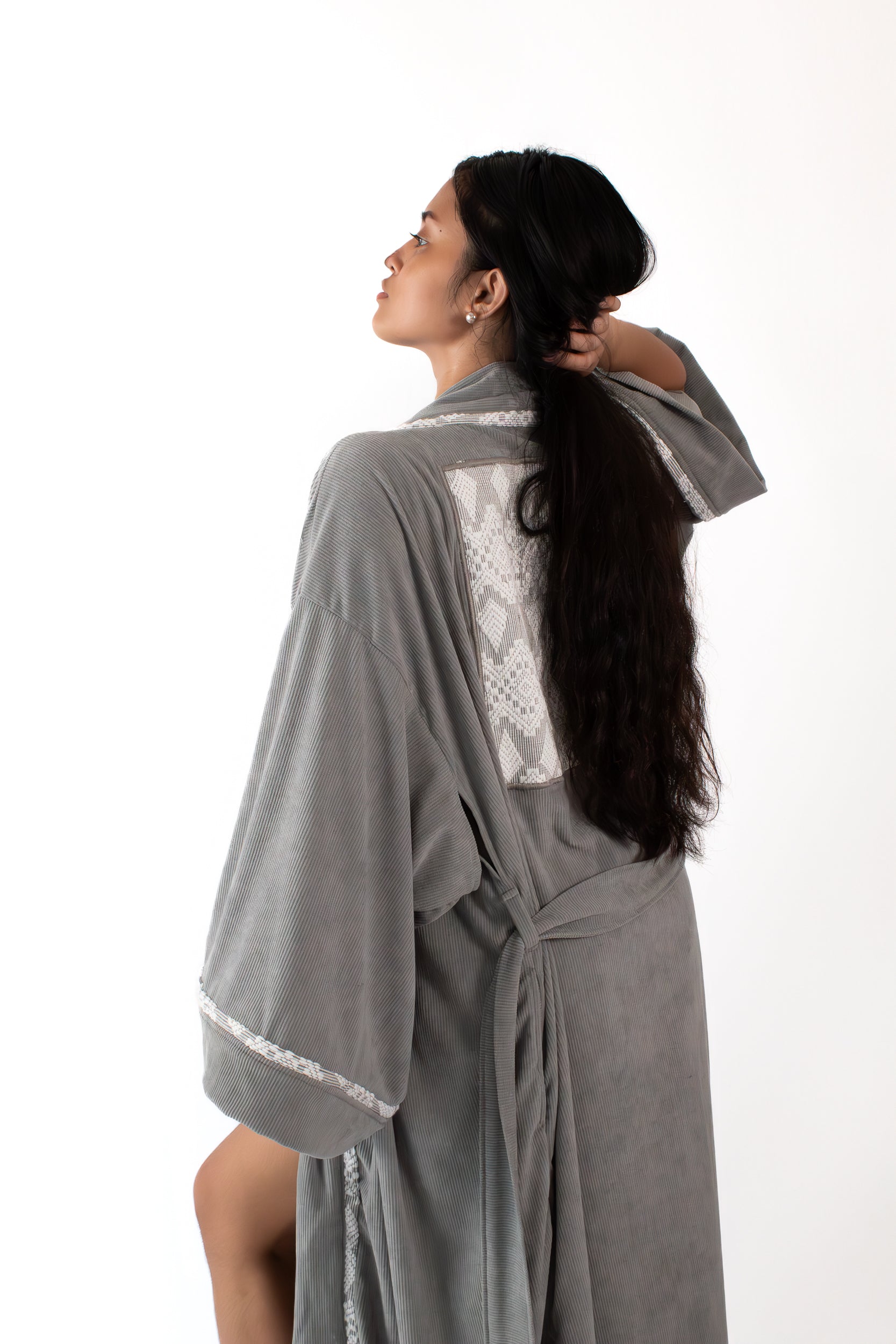 ✦ Silent Grace – Weicher grauer Cord-Kimono mit handgewebtem Inabel-Stoff