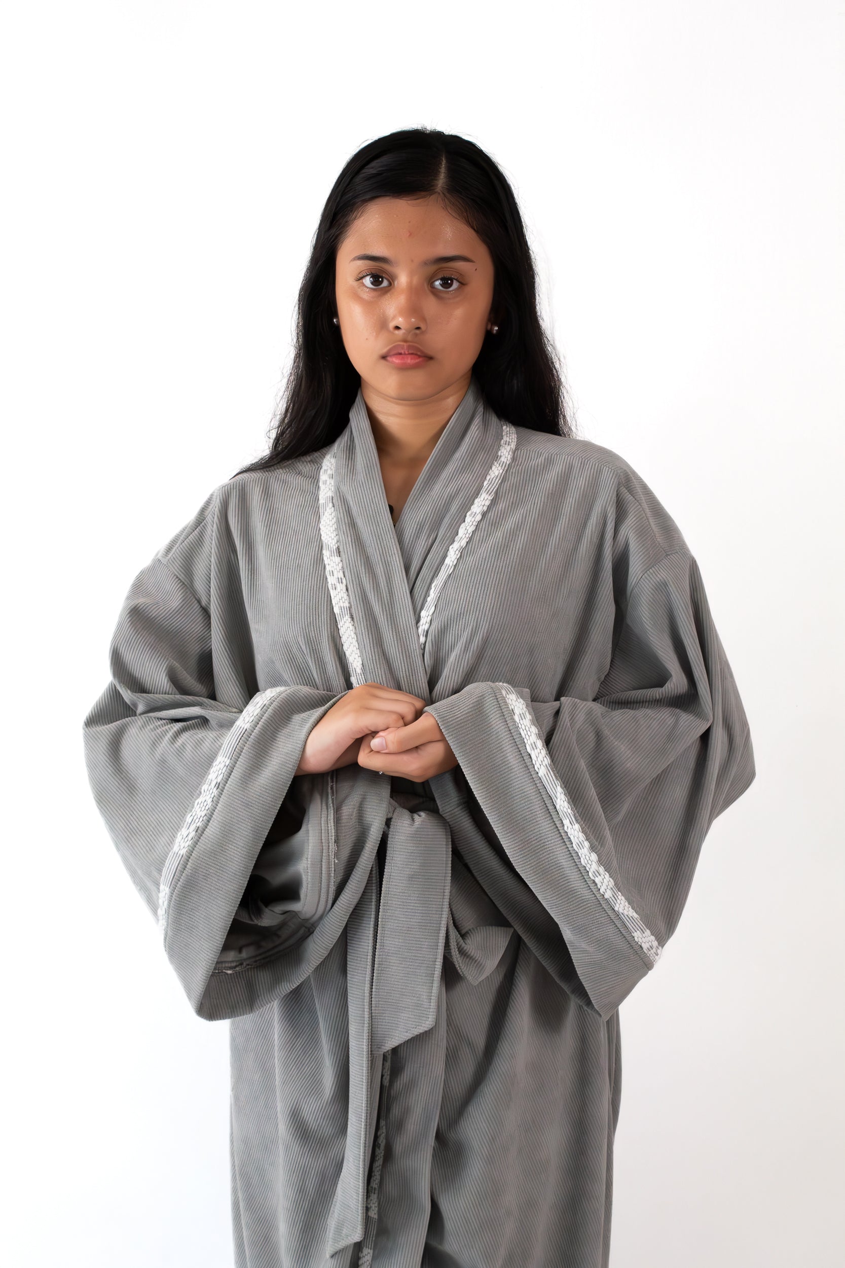 ✦ Silent Grace – Weicher grauer Cord-Kimono mit handgewebtem Inabel-Stoff
