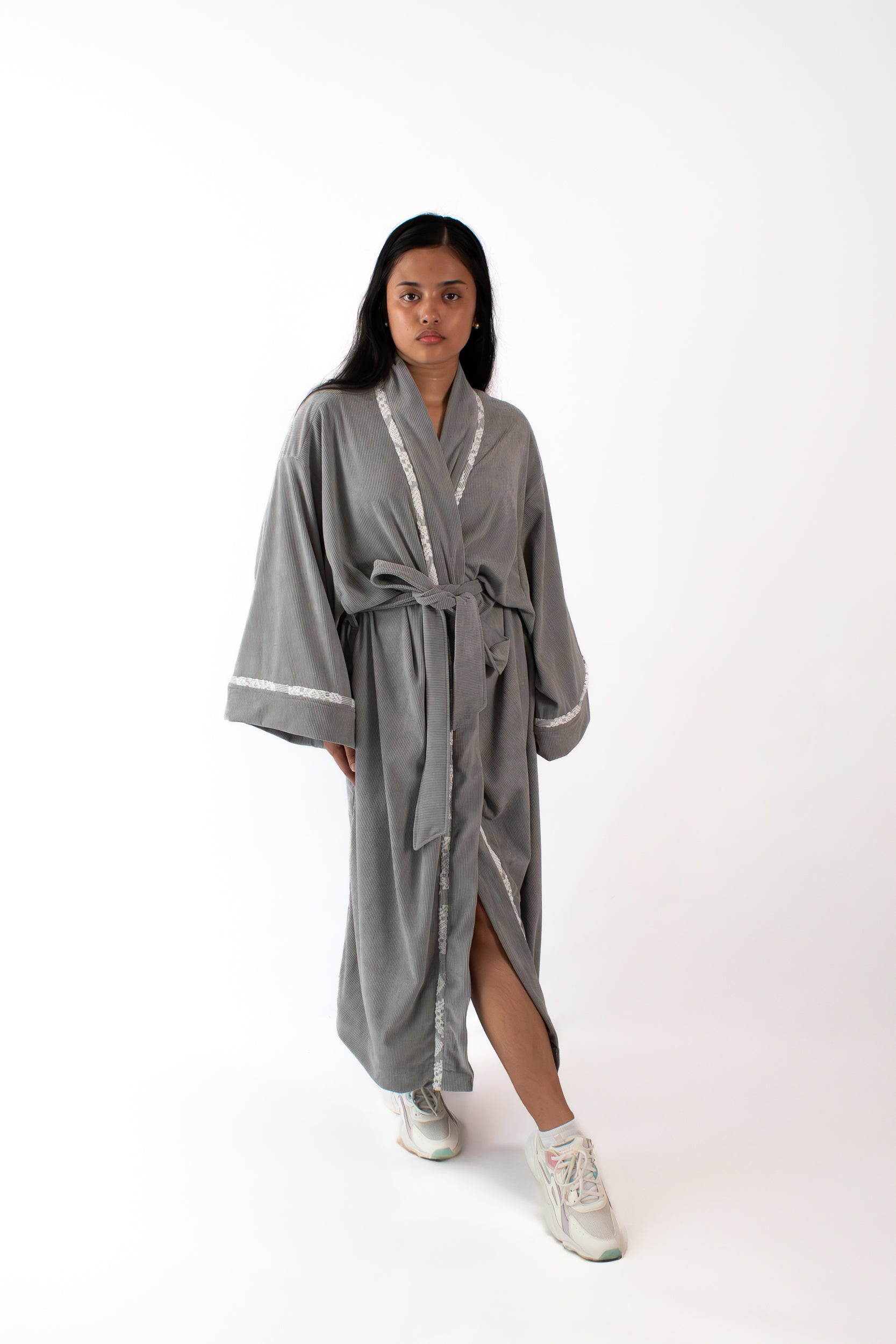 ✦ Silent Grace – Weicher grauer Cord-Kimono mit handgewebtem Inabel-Stoff