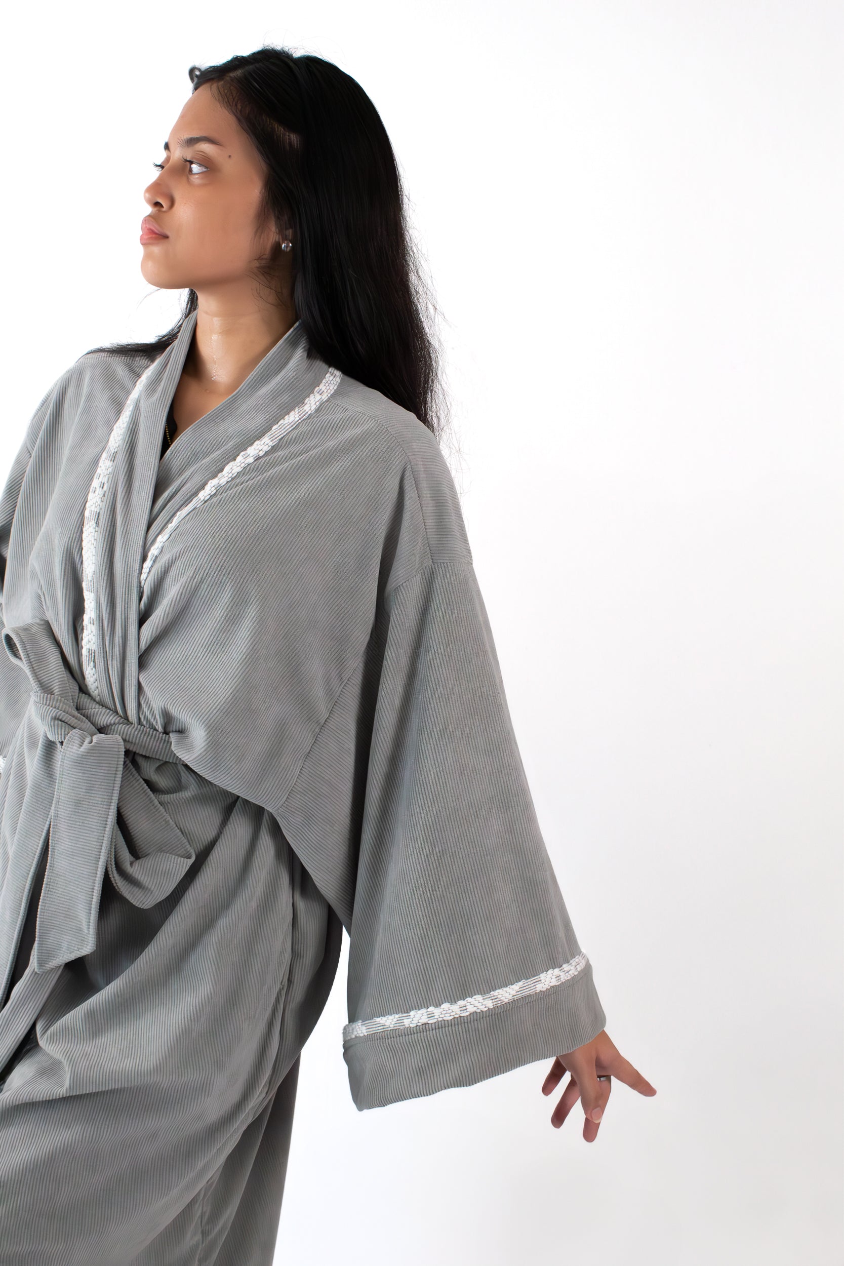 ✦ Silent Grace – Weicher grauer Cord-Kimono mit handgewebtem Inabel-Stoff