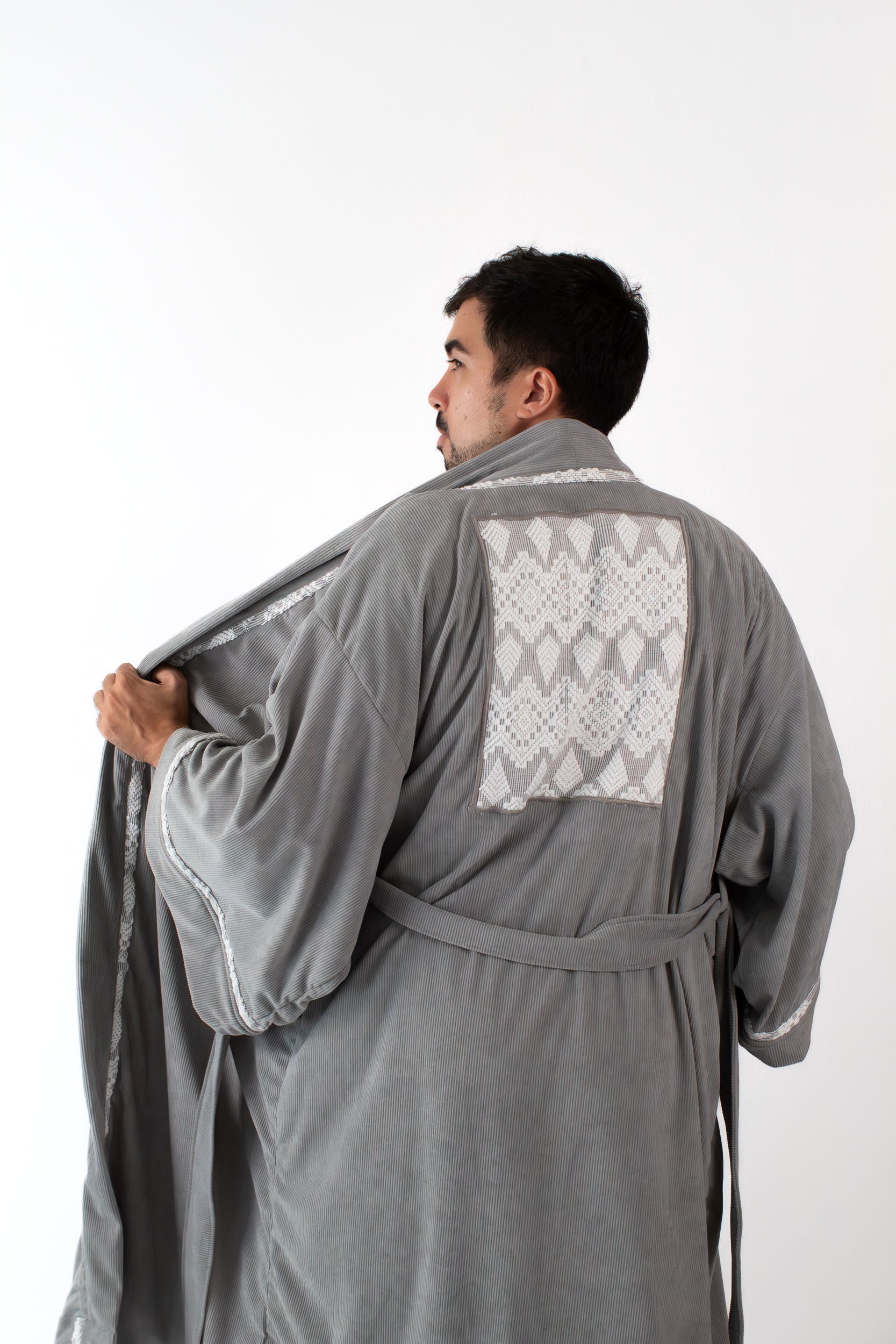 ✦ Silent Grace – Weicher grauer Cord-Kimono mit handgewebtem Inabel-Stoff