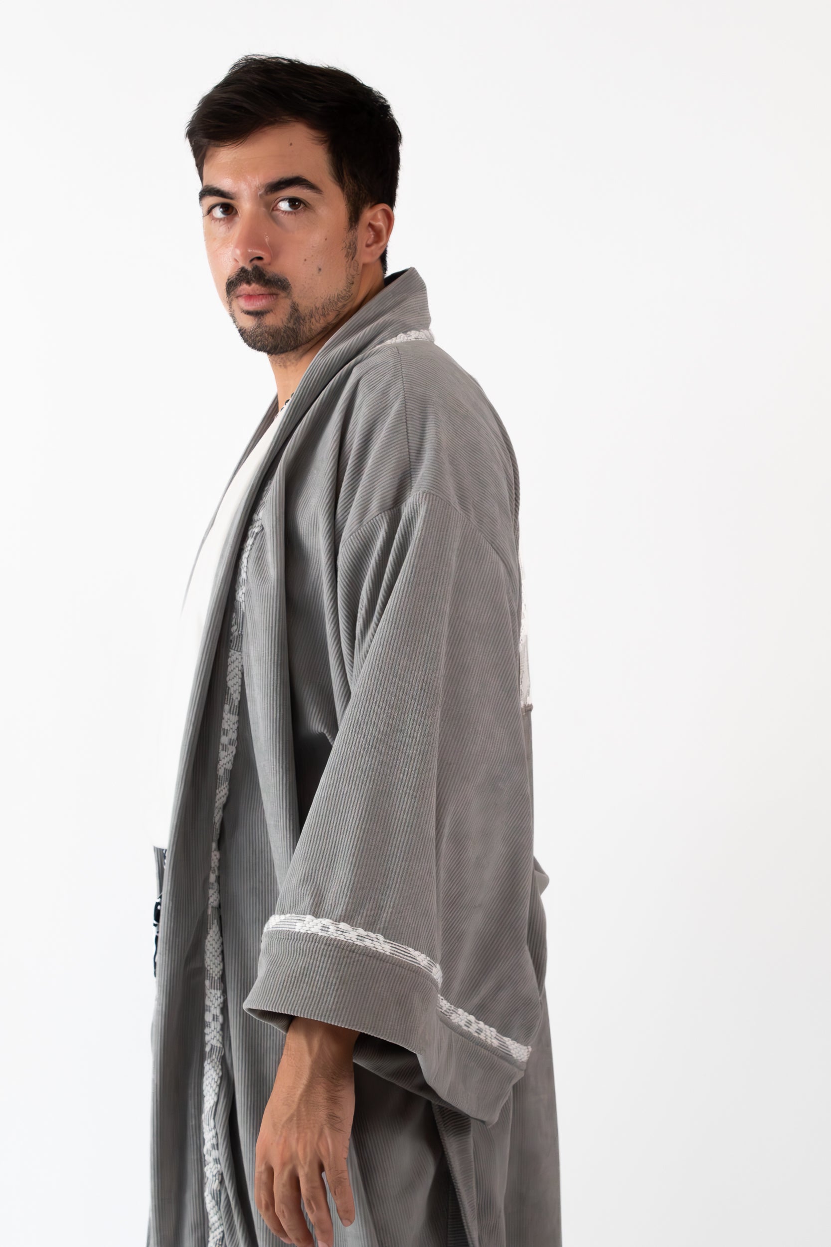 ✦ Silent Grace – Weicher grauer Cord-Kimono mit handgewebtem Inabel-Stoff