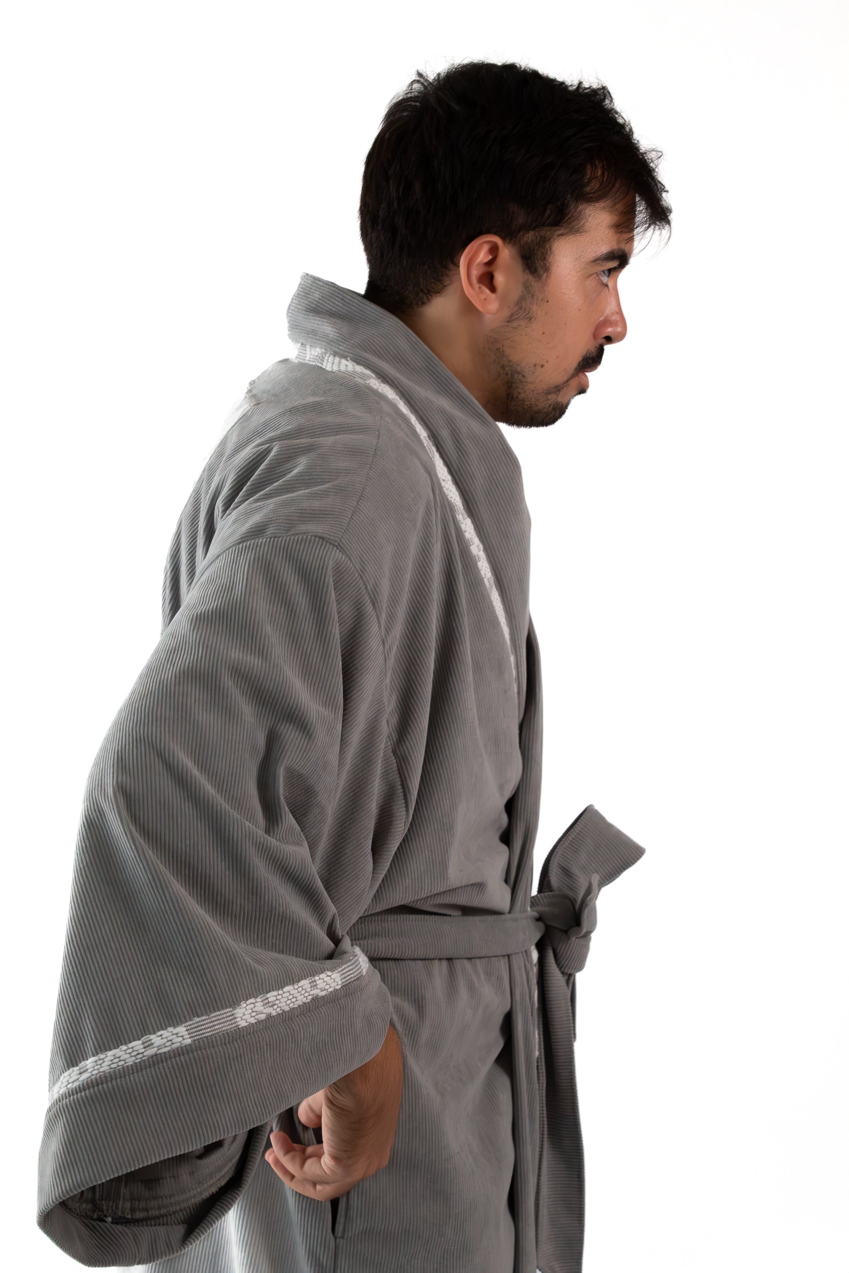 ✦ Silent Grace – Weicher grauer Cord-Kimono mit handgewebtem Inabel-Stoff