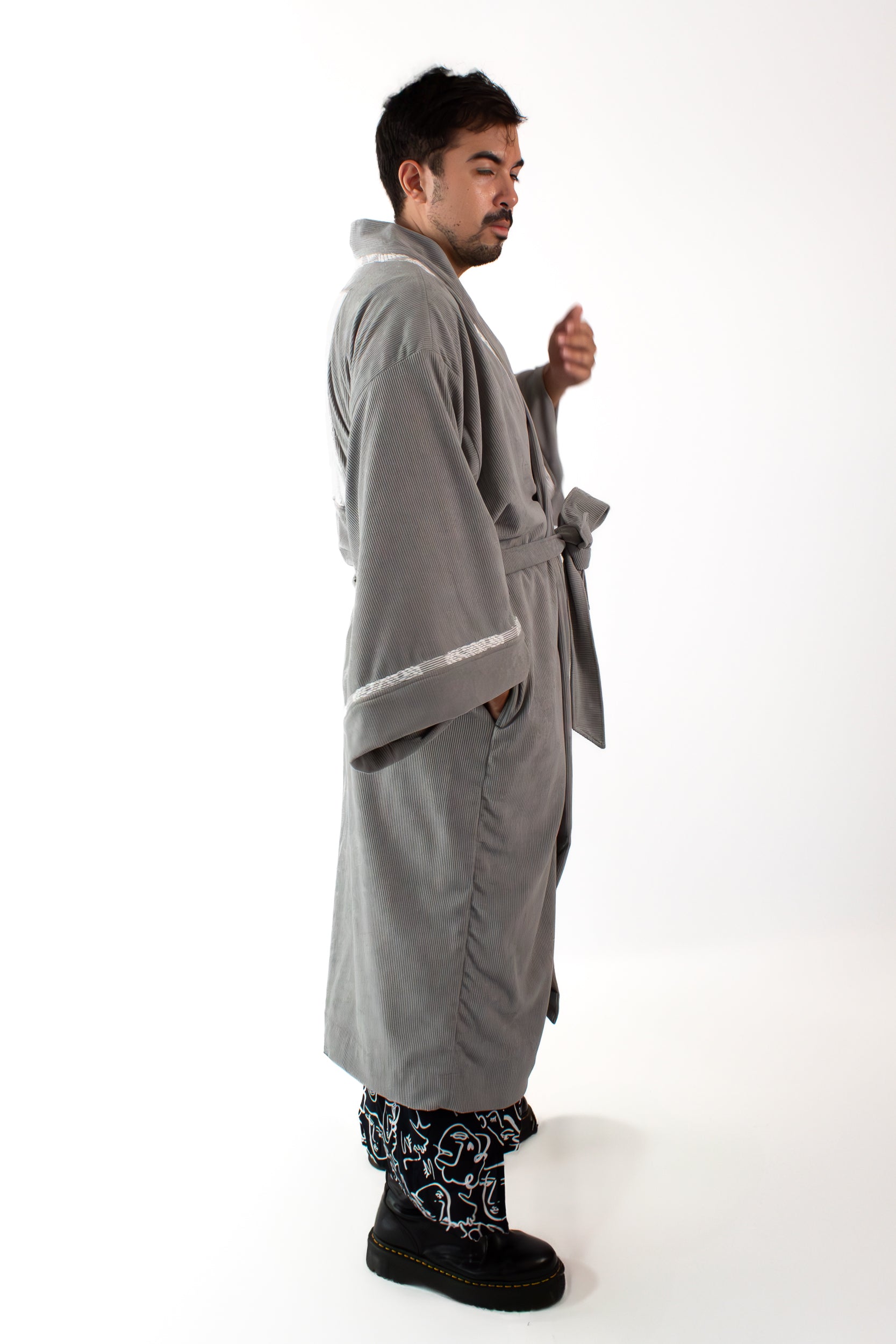 ✦ Silent Grace – Weicher grauer Cord-Kimono mit handgewebtem Inabel-Stoff