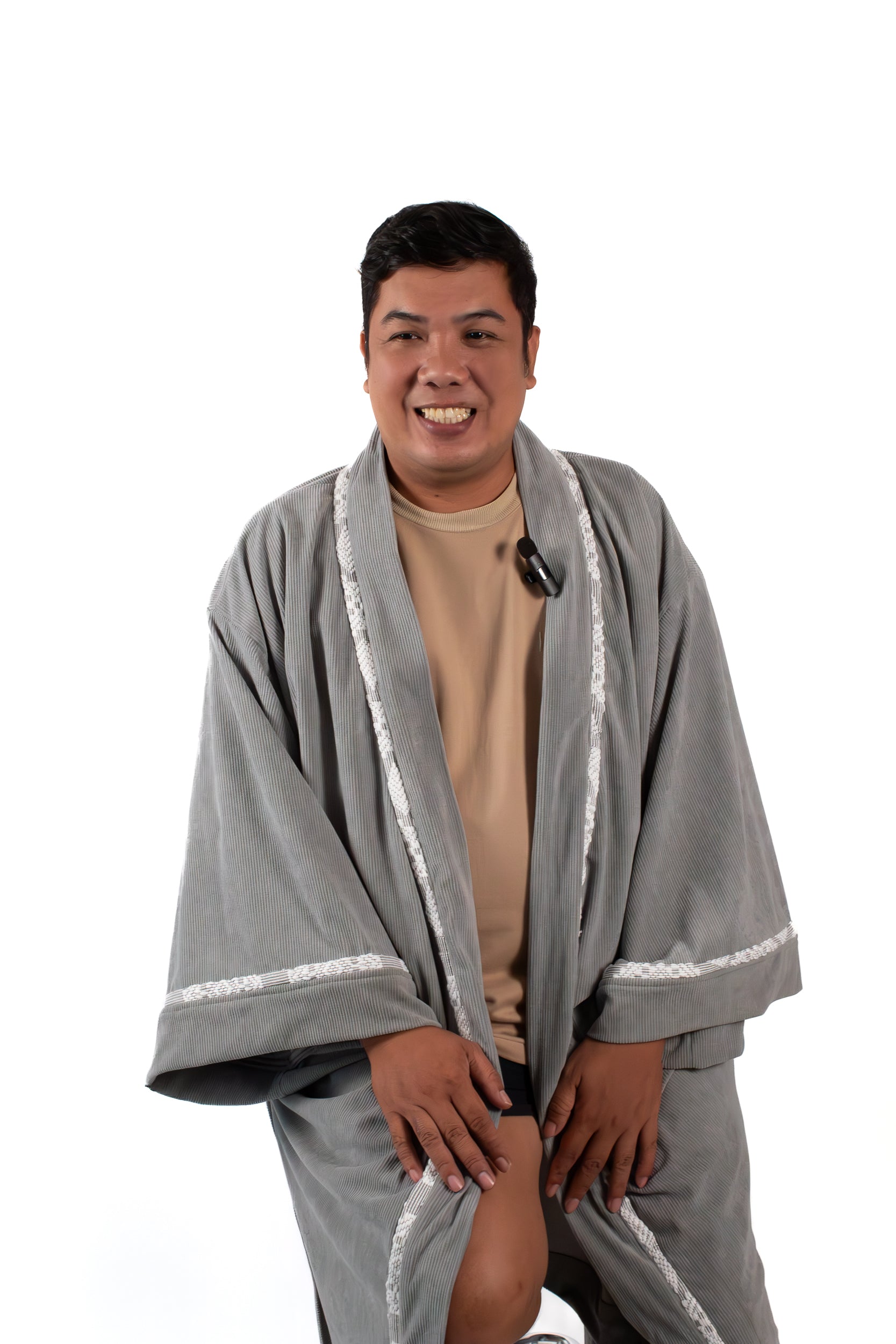 ✦ Silent Grace – Weicher grauer Cord-Kimono mit handgewebtem Inabel-Stoff