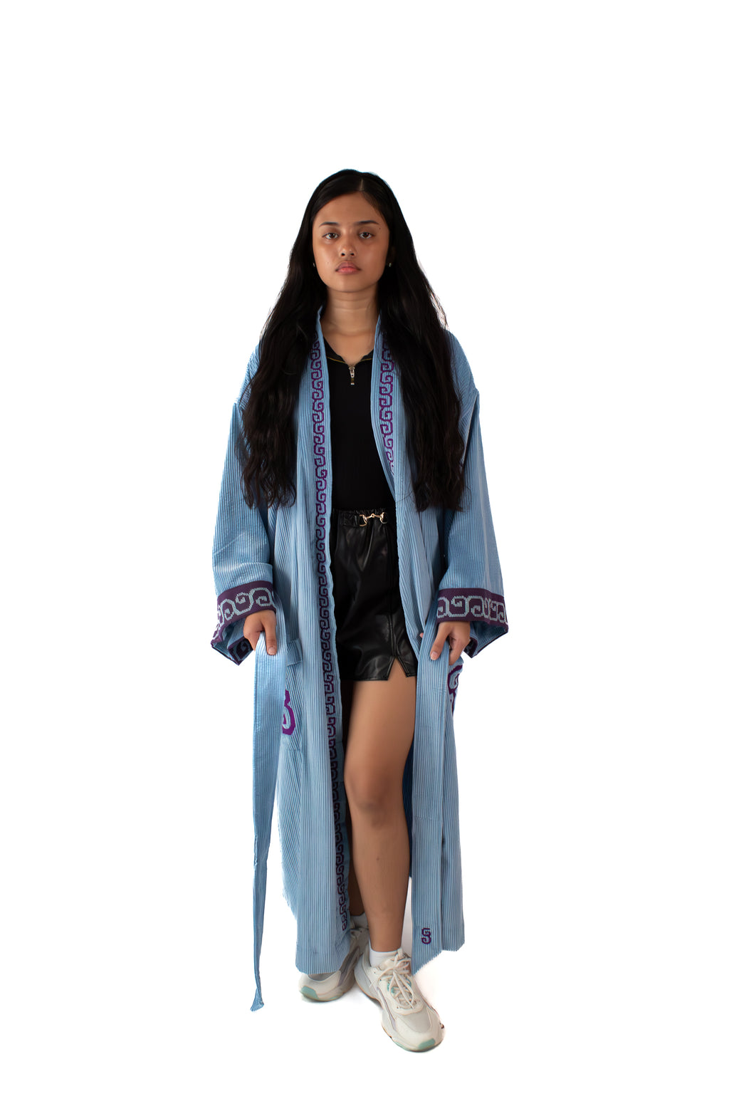 ✦ Sarimanok – Gemütlicher blauer Cord-Kimono mit handgewebtem Maranao-Stoff und Handstickerei
