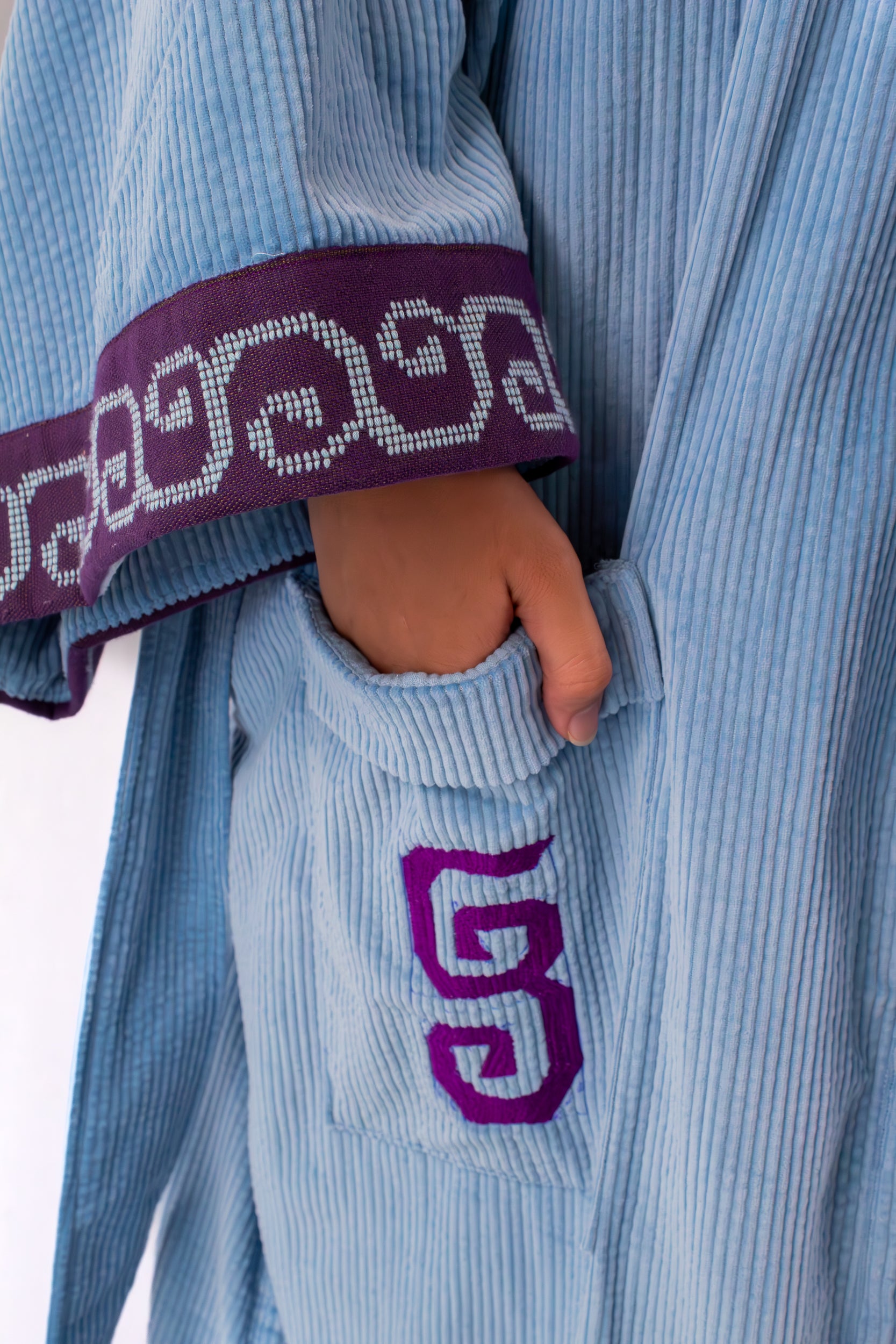 ✦ Sarimanok – Gemütlicher blauer Cord-Kimono mit handgewebtem Maranao-Stoff und Handstickerei