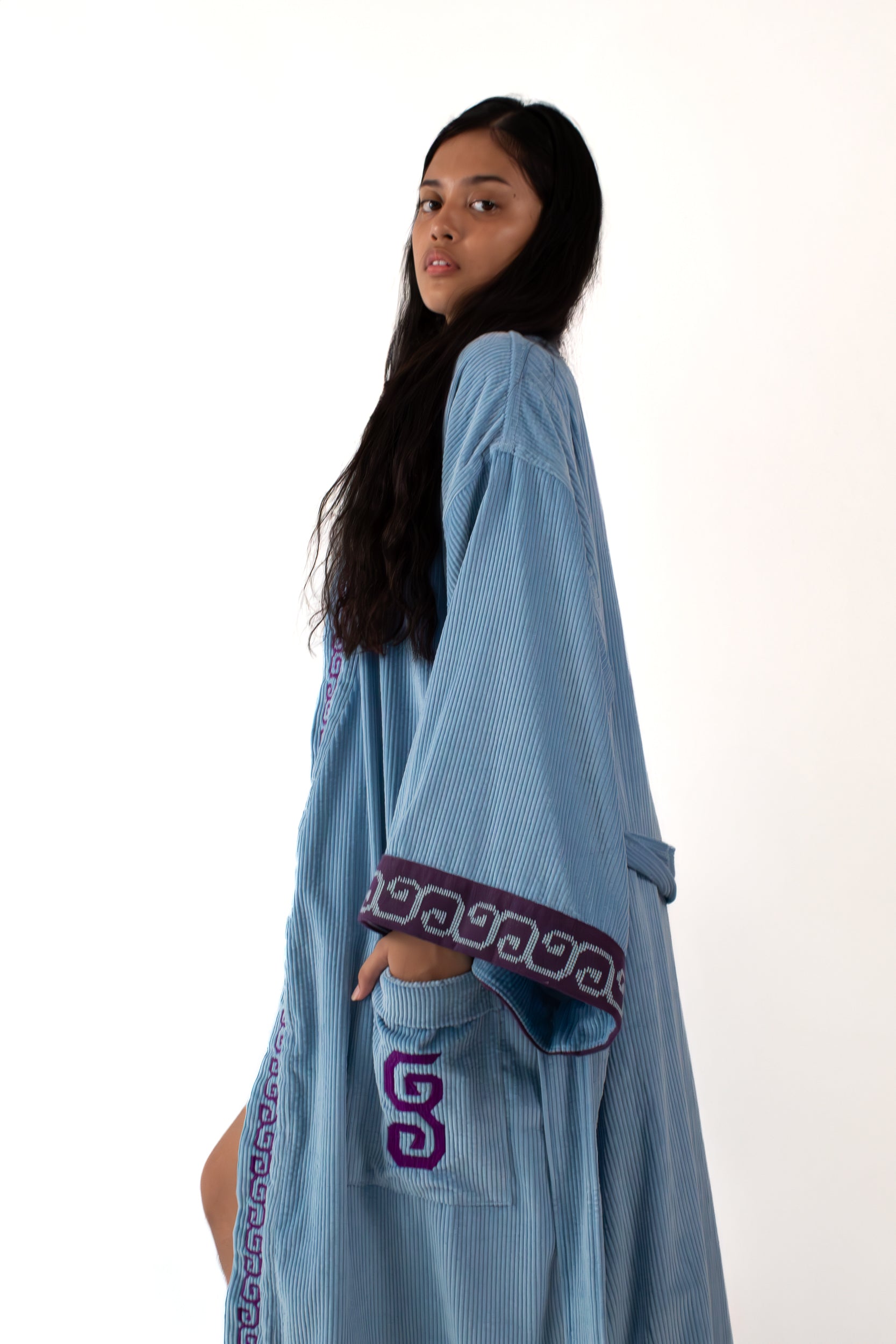 ✦ Sarimanok – Gemütlicher blauer Cord-Kimono mit handgewebtem Maranao-Stoff und Handstickerei