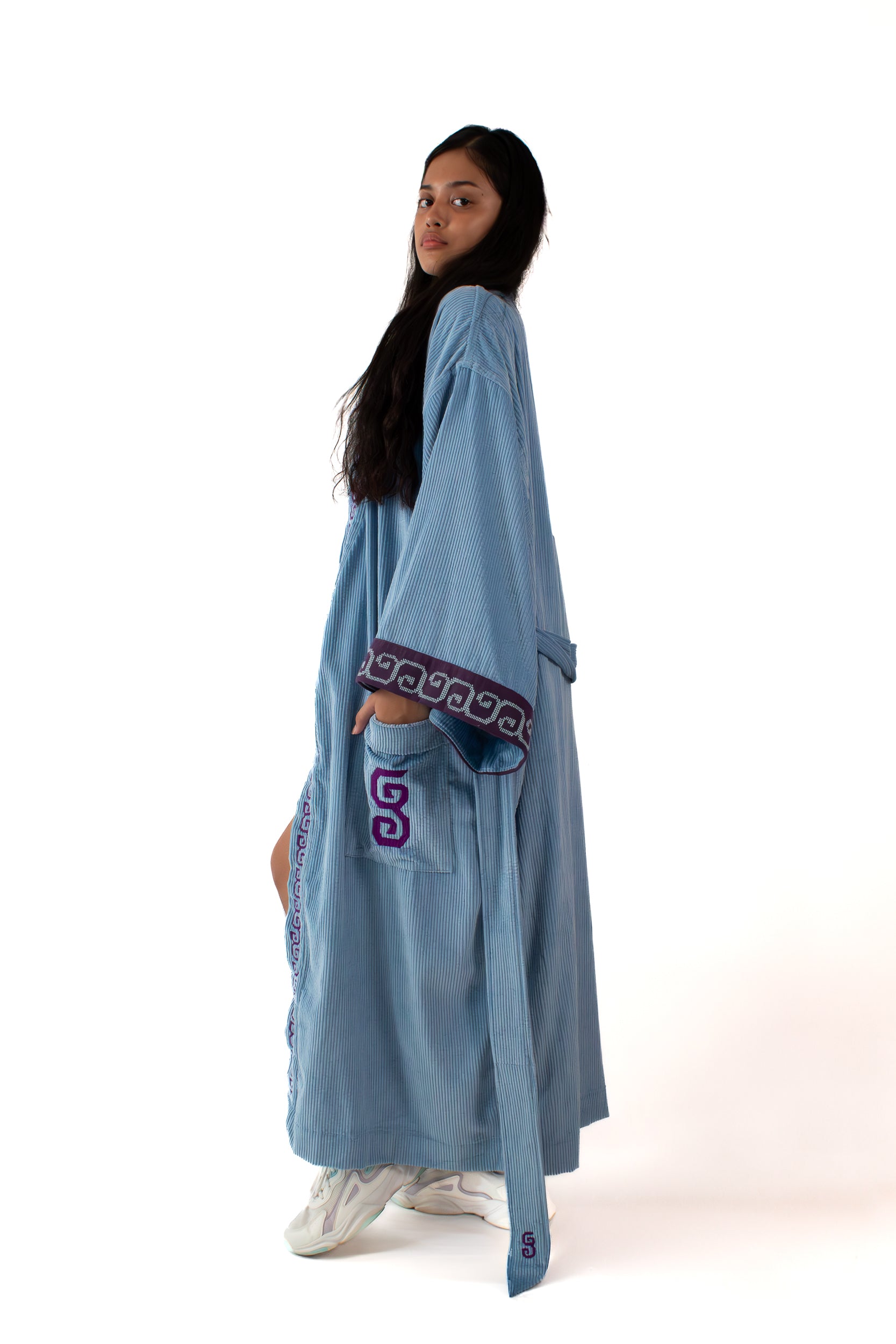 ✦ Sarimanok – Gemütlicher blauer Cord-Kimono mit handgewebtem Maranao-Stoff und Handstickerei