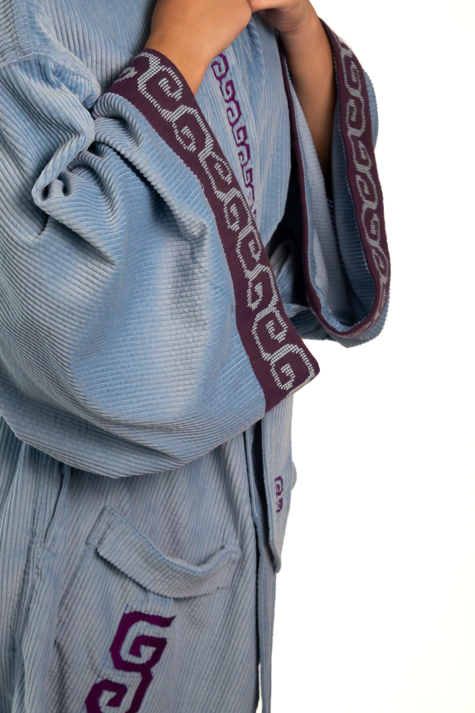 ✦ Sarimanok – Gemütlicher blauer Cord-Kimono mit handgewebtem Maranao-Stoff und Handstickerei