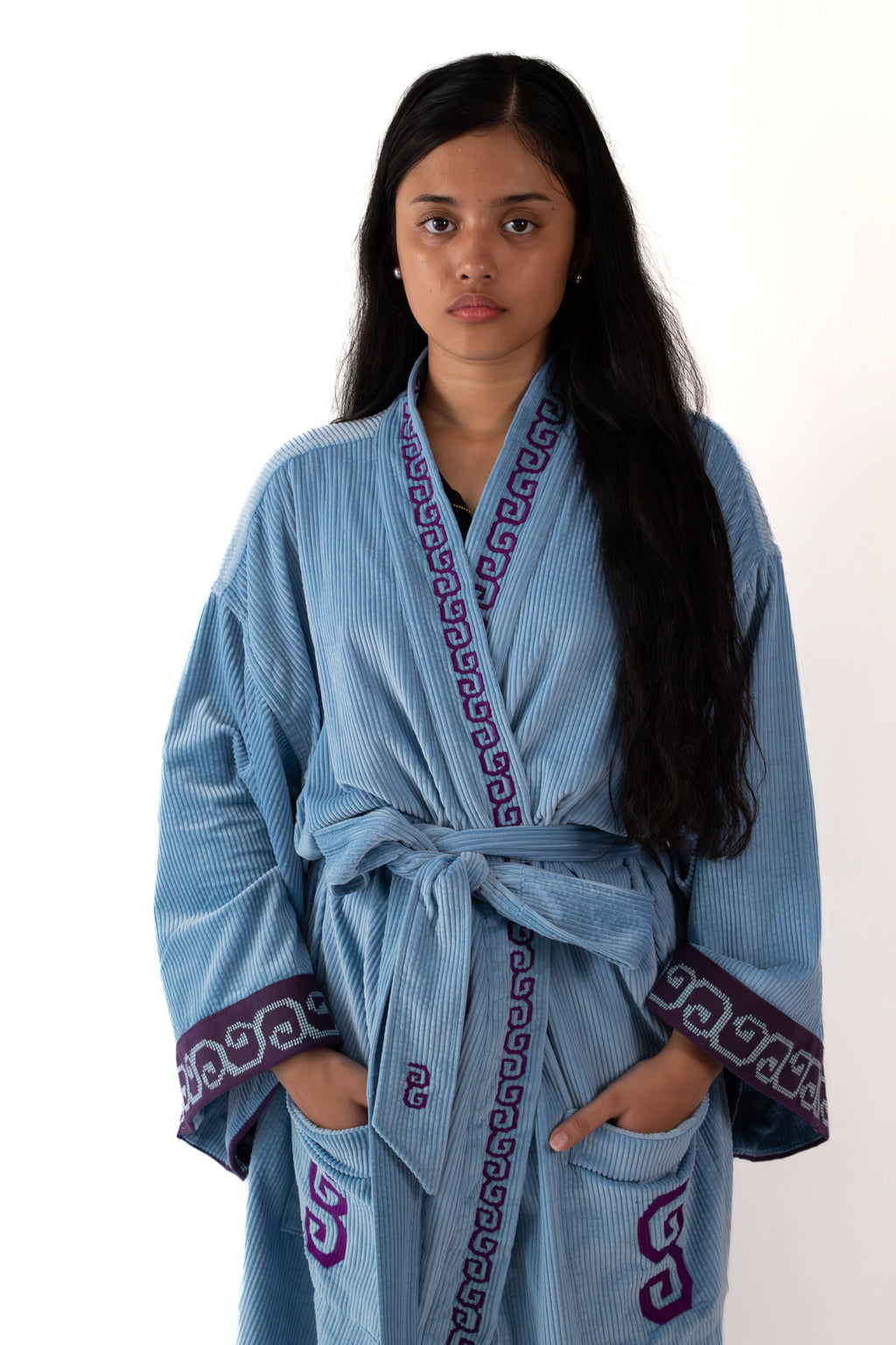 ✦ Sarimanok – Gemütlicher blauer Cord-Kimono mit handgewebtem Maranao-Stoff und Handstickerei
