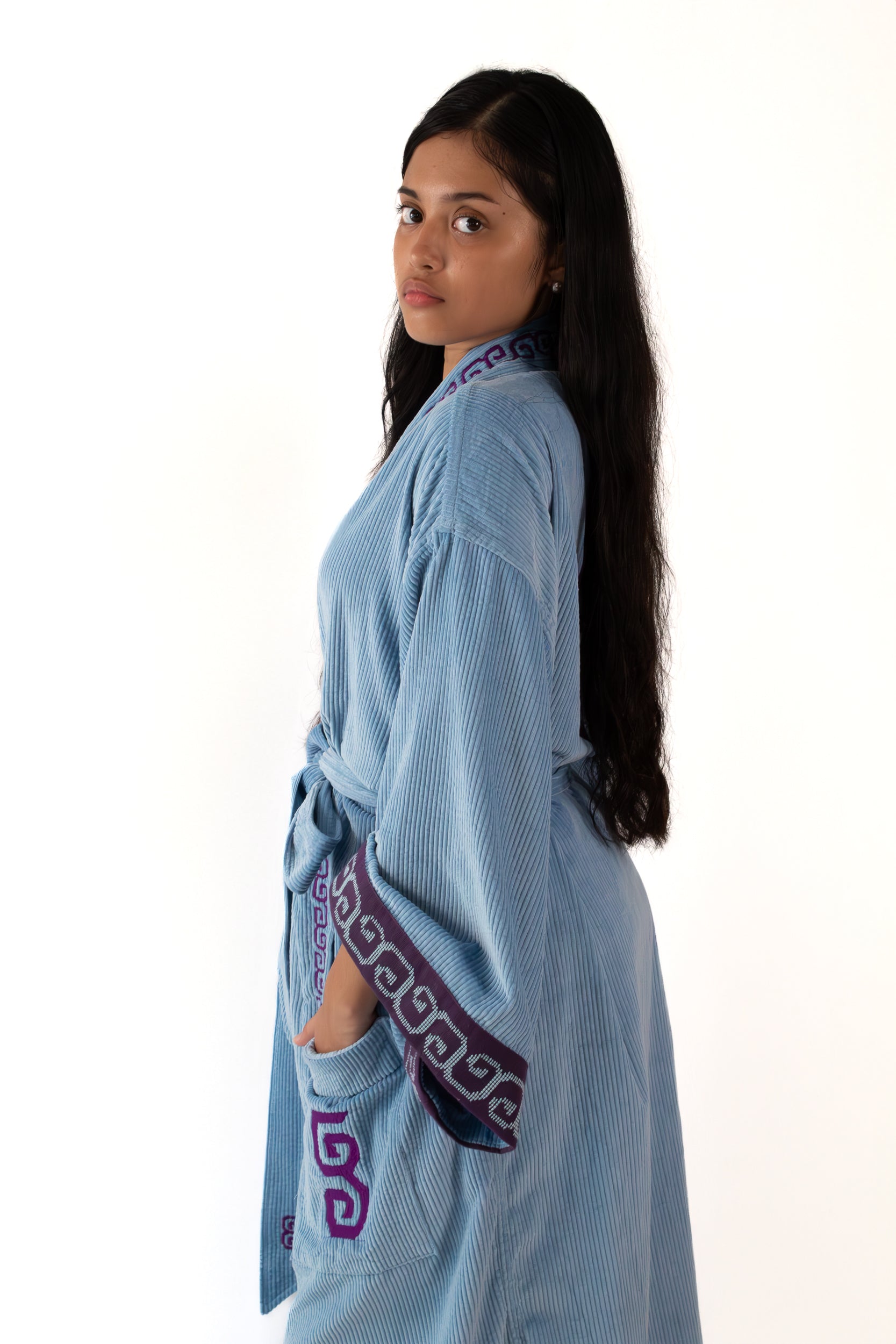 ✦ Sarimanok – Gemütlicher blauer Cord-Kimono mit handgewebtem Maranao-Stoff und Handstickerei
