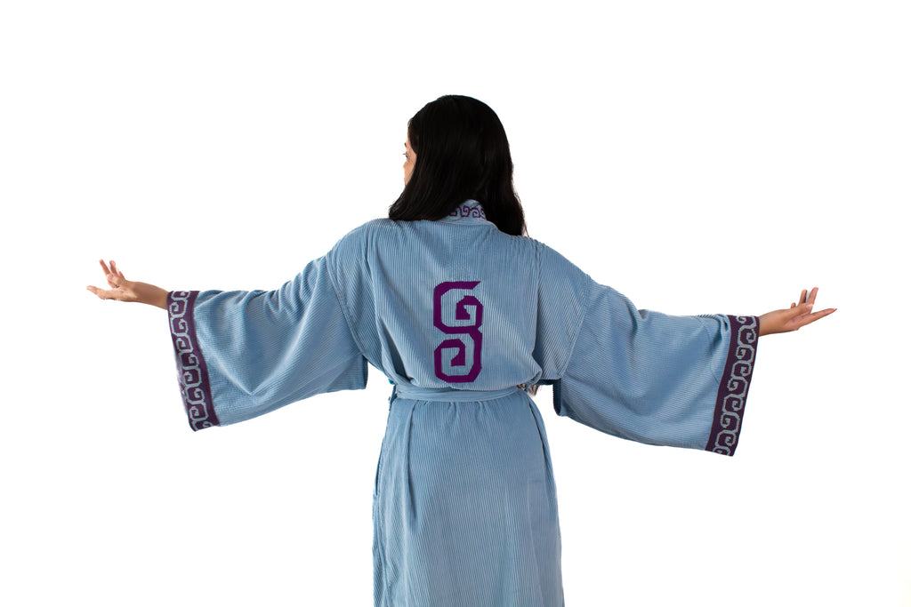 ✦ Sarimanok – Gemütlicher blauer Cord-Kimono mit handgewebtem Maranao-Stoff und Handstickerei