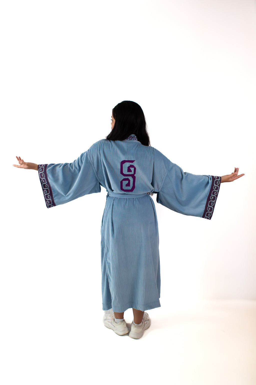 ✦ Sarimanok – Gemütlicher blauer Cord-Kimono mit handgewebtem Maranao-Stoff und Handstickerei