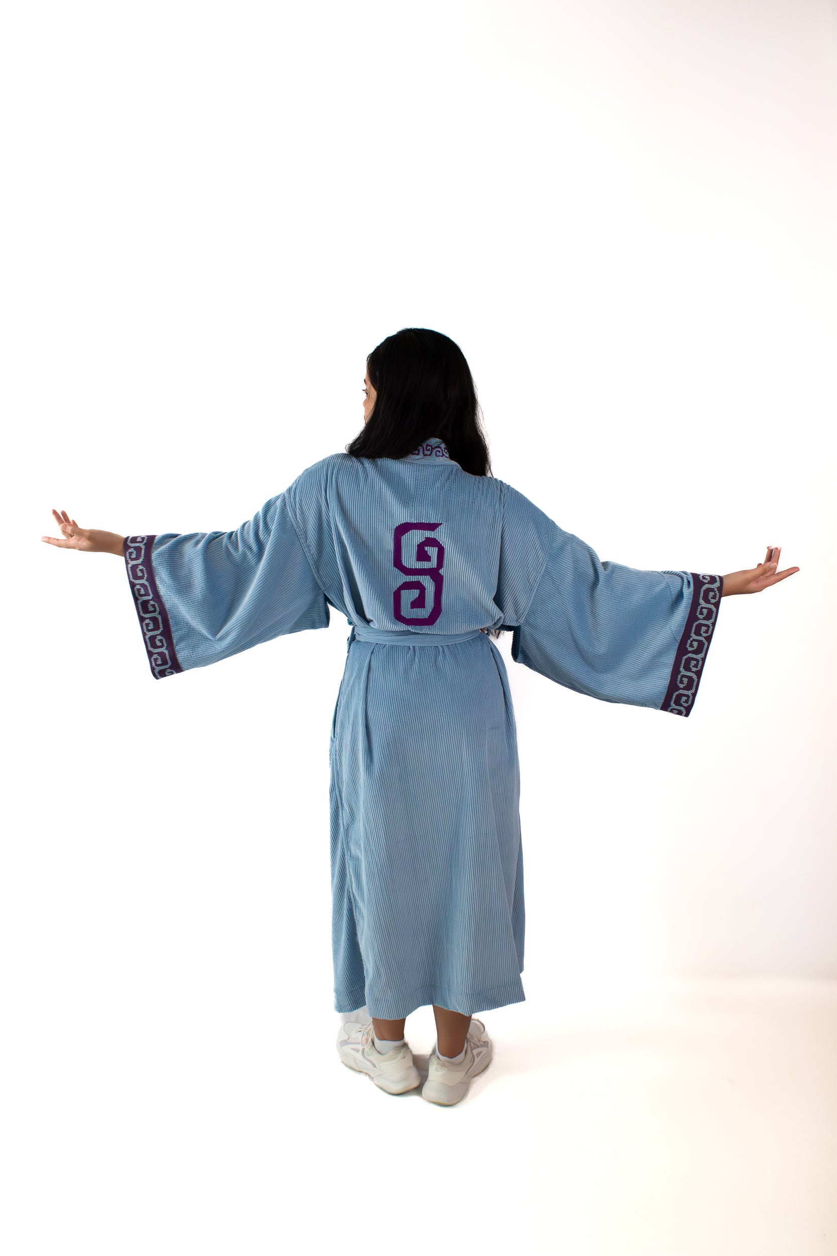 ✦ Sarimanok – Gemütlicher blauer Cord-Kimono mit handgewebtem Maranao-Stoff und Handstickerei