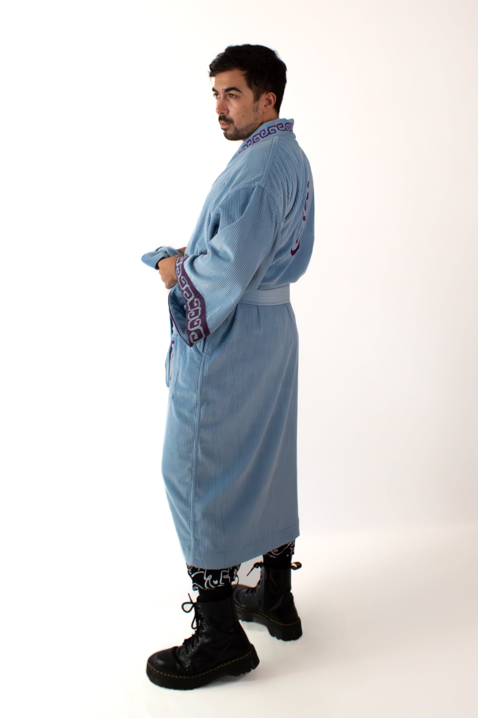 ✦ Sarimanok – Gemütlicher blauer Cord-Kimono mit handgewebtem Maranao-Stoff und Handstickerei