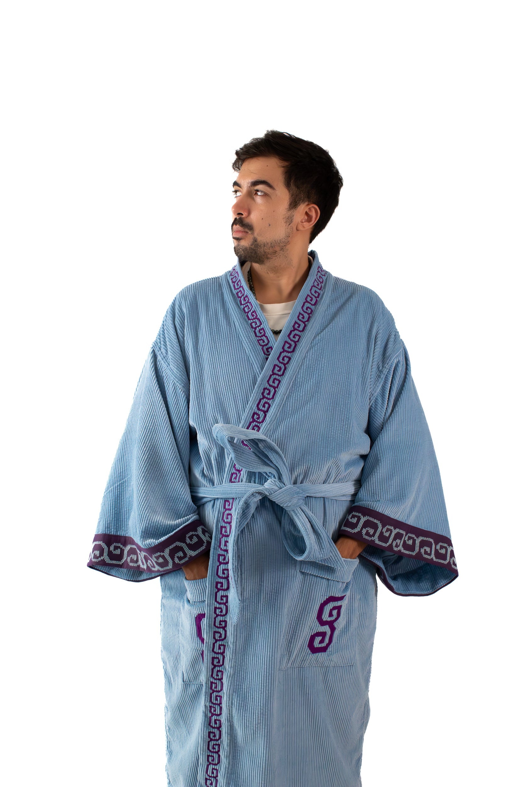 ✦ Sarimanok – Gemütlicher blauer Cord-Kimono mit handgewebtem Maranao-Stoff und Handstickerei
