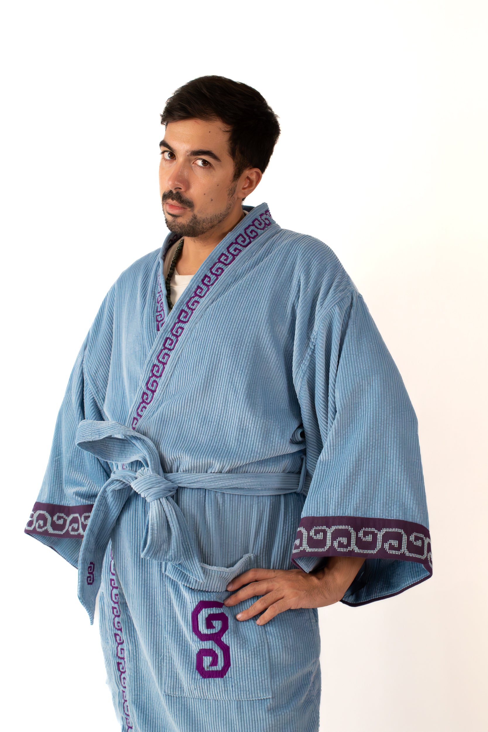 ✦ Sarimanok – Gemütlicher blauer Cord-Kimono mit handgewebtem Maranao-Stoff und Handstickerei