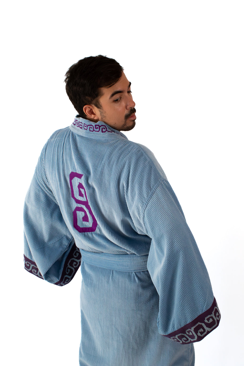 ✦ Sarimanok – Gemütlicher blauer Cord-Kimono mit handgewebtem Maranao-Stoff und Handstickerei